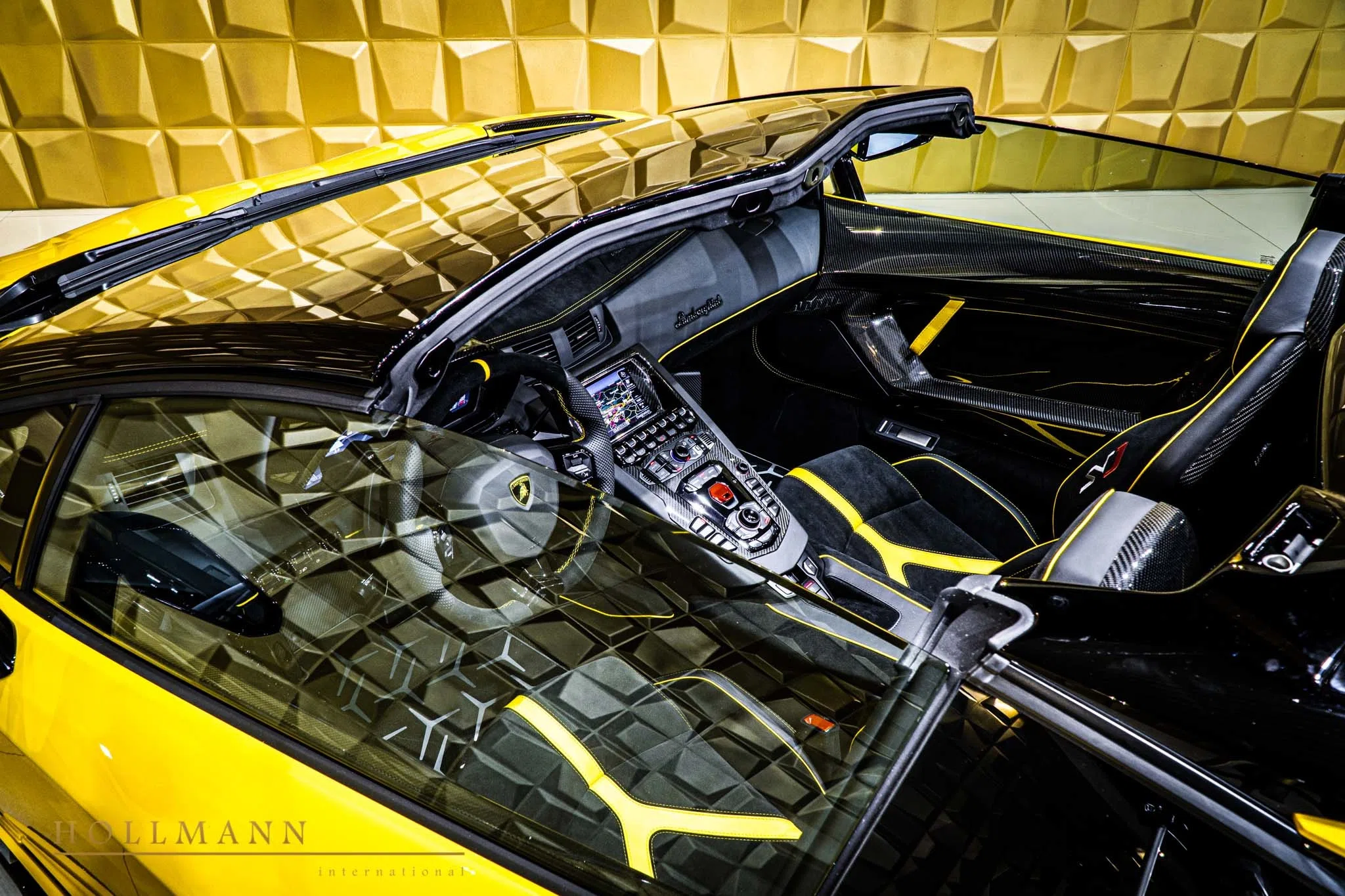 2020 Lamborghini Aventador SVJ Roadster interior, Nero Cosmus