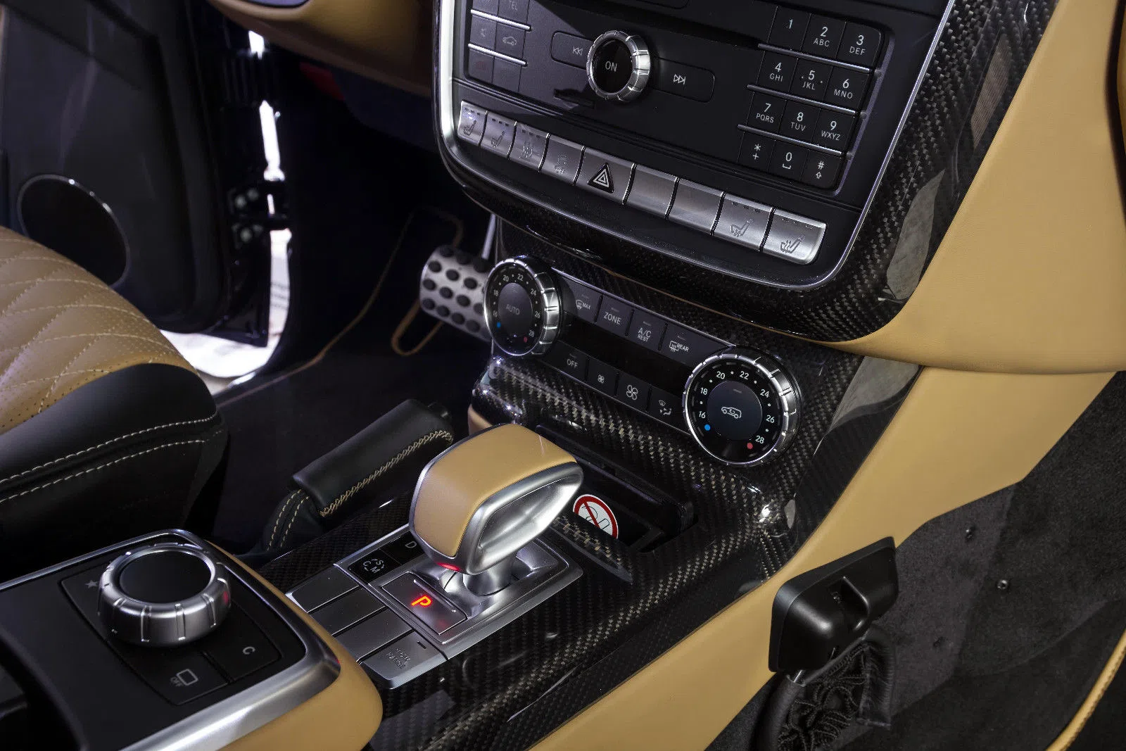 2018 Mercedes-Maybach G 650 Landaulet interior, center console, Beige-Black