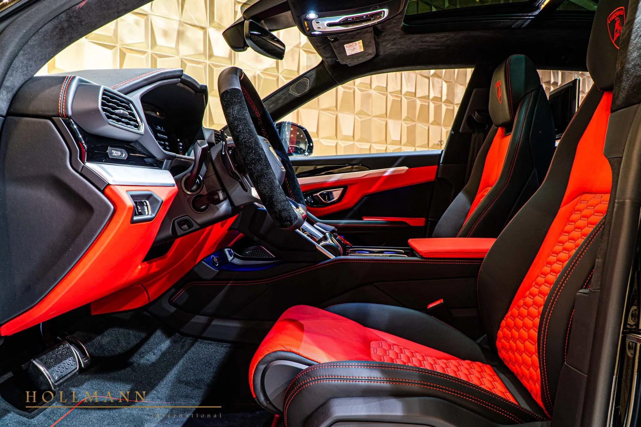 2020 Lamborghini Urus interior, Nero Ade Rosso Alala