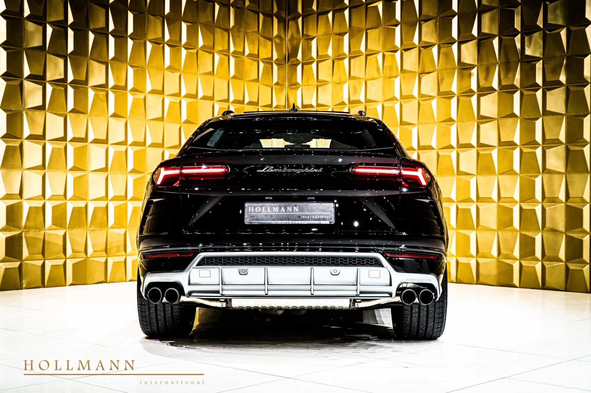 2020 Lamborghini Urus, rear three-quarter view, Nero Helene