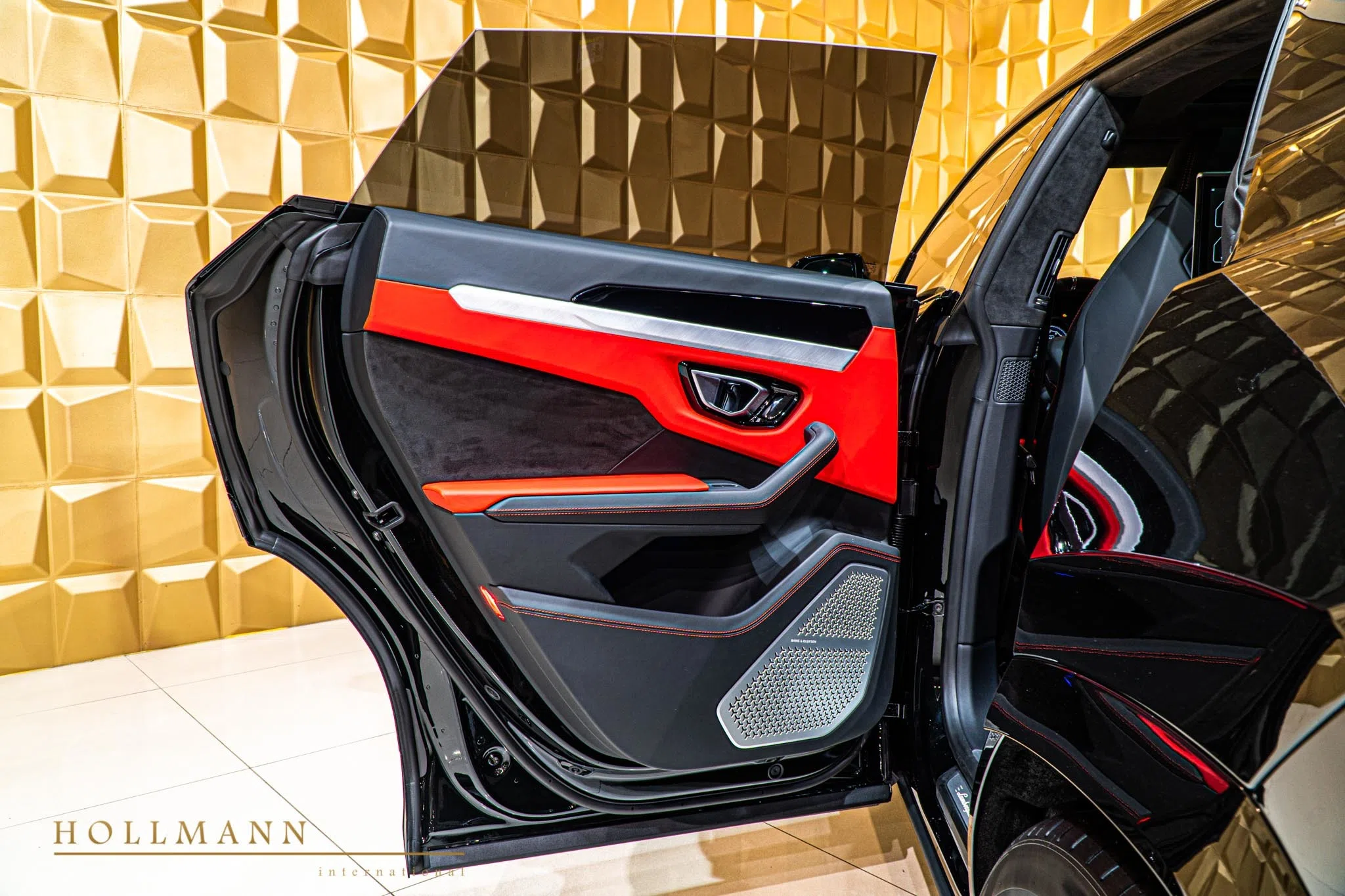 2020 Lamborghini Urus interior, door panel, Nero Ade Rosso Alala