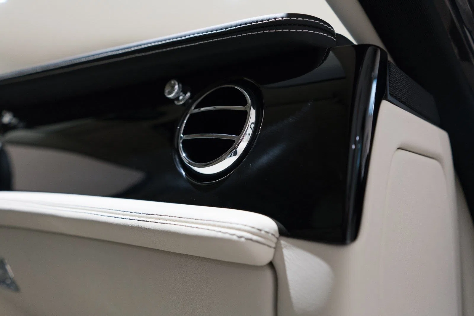 2018 Bentley Mulsanne Extended Wheelbase interior, door panel, Beige