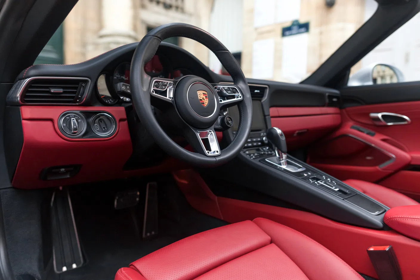 2017 Porsche 991 II Targa 4 GTS interior, dashboard, cuir bi-ton noir/rouge