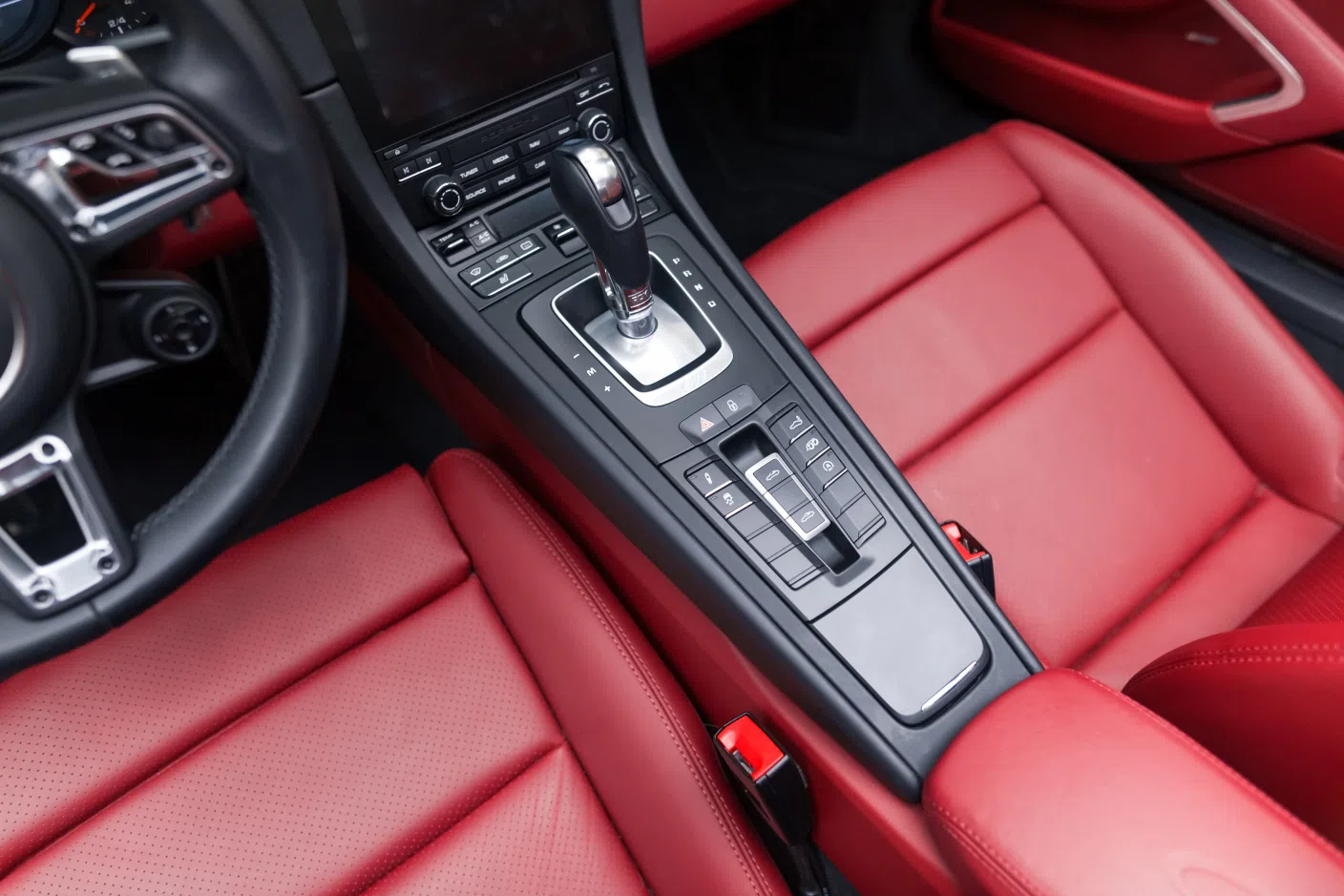 2017 Porsche 991 II Targa 4 GTS interior, center console, cuir bi-ton noir/rouge