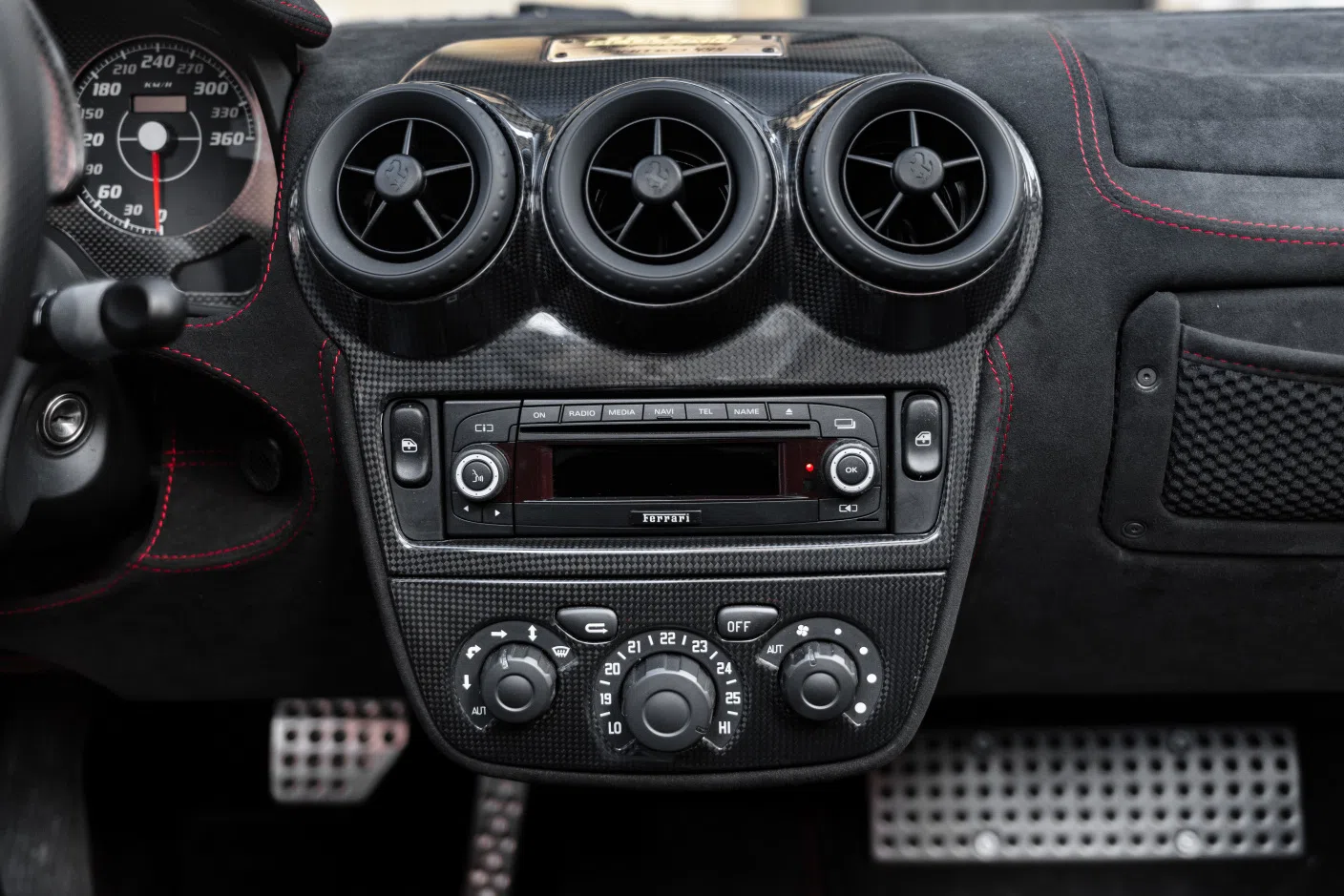 2009 Ferrari F430 Scuderia 16M interior, dashboard, Alcantara noir avec coutures rouge