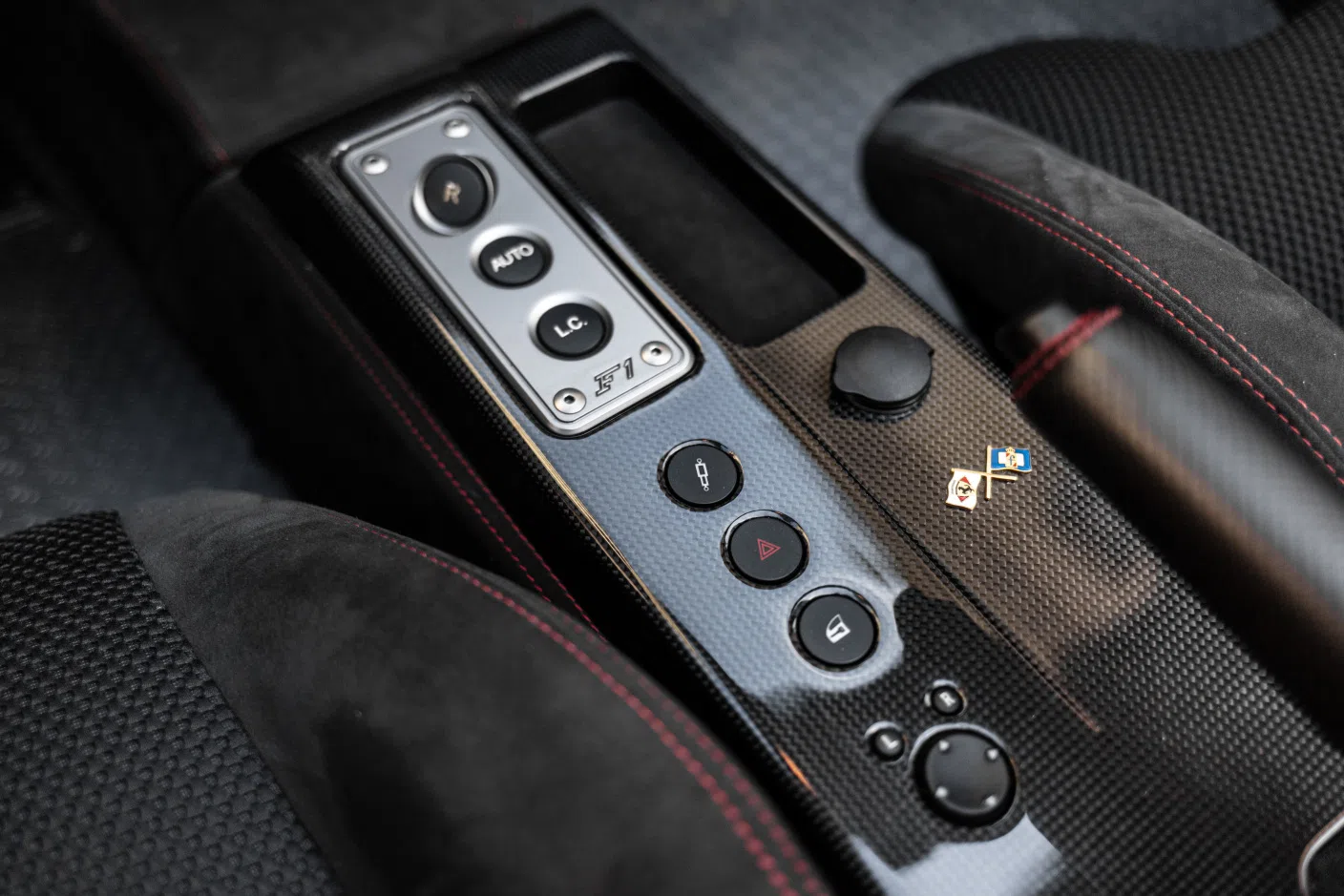 2009 Ferrari F430 Scuderia 16M interior, center console, Alcantara noir avec coutures rouge