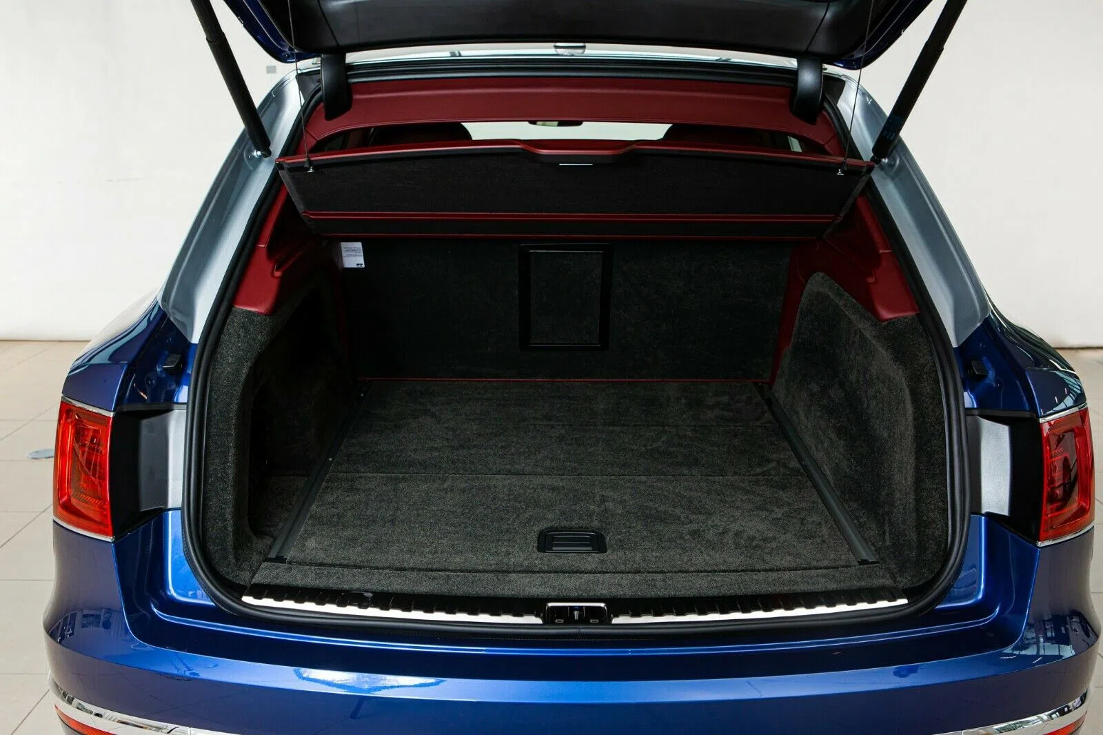 2020 Bentley Bentayga 4.0 V8 trunk
