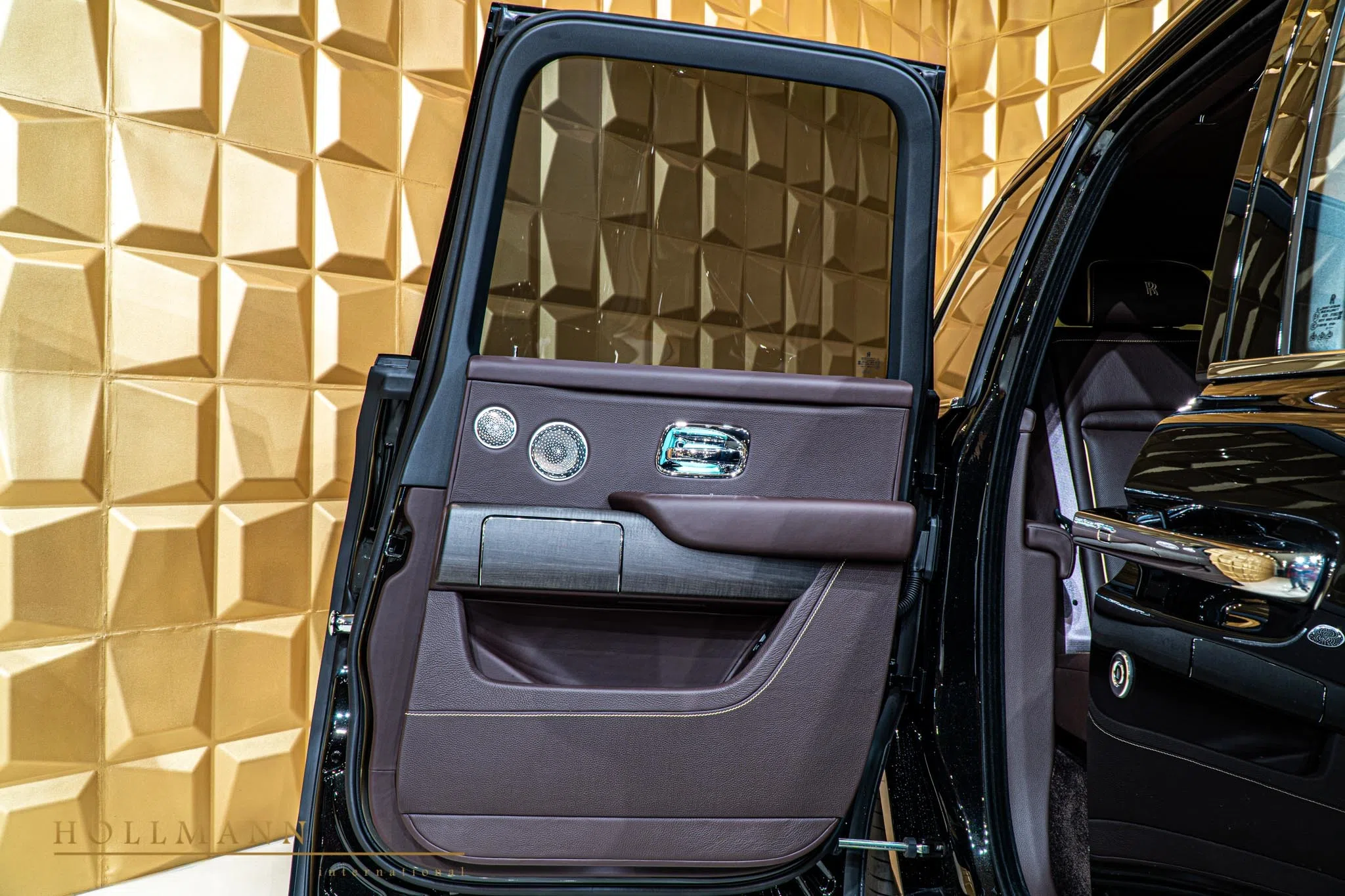 2020 Mansory Cullinan interior, door panel, Dark Spice Brown