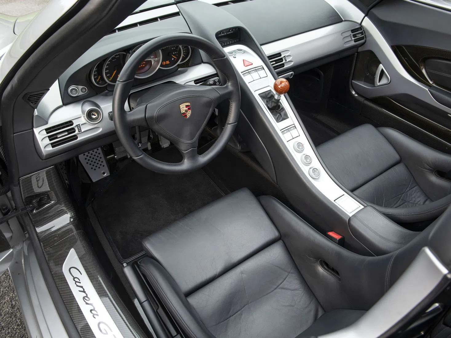 2004 Porsche Carrera GT interior, dashboard, Natural Dark Grey