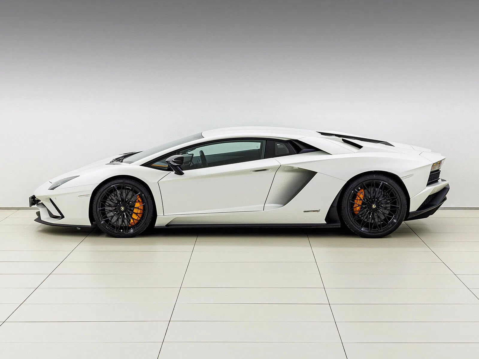 2018 Lamborghini Aventador S Coupe LP740-4 for sale, exterior, Bianco Canopus