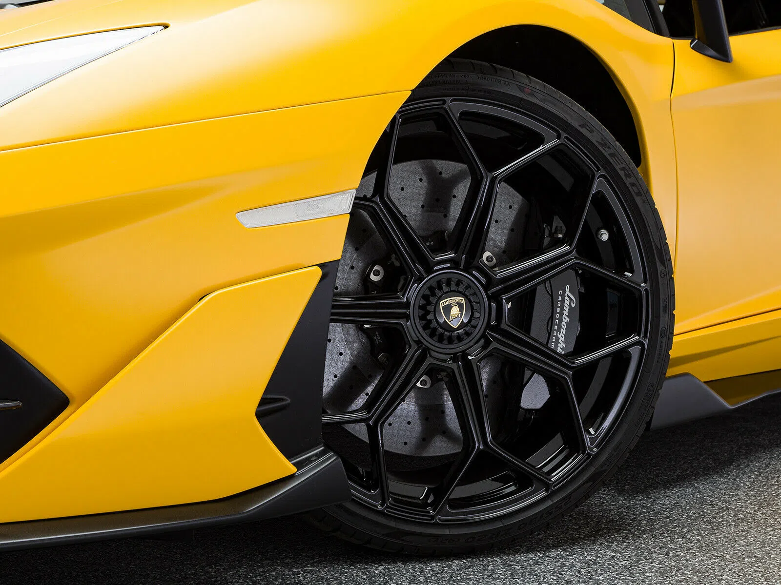 2019 Lamborghini Aventador SVJ Coupe LP770-4 for sale, exterior, Giallo Horus