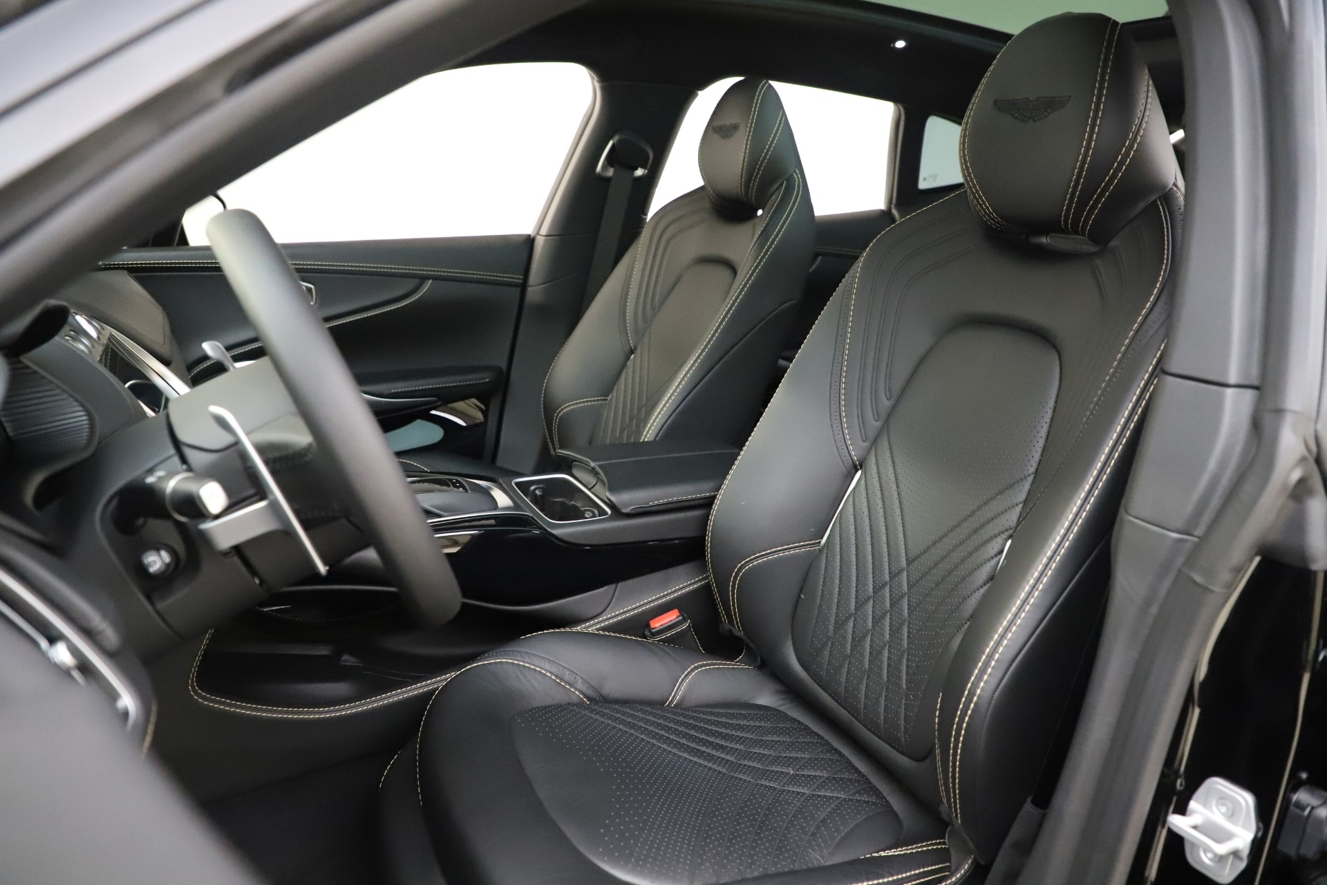 2020 Aston Martin DBX SUV, 13/20