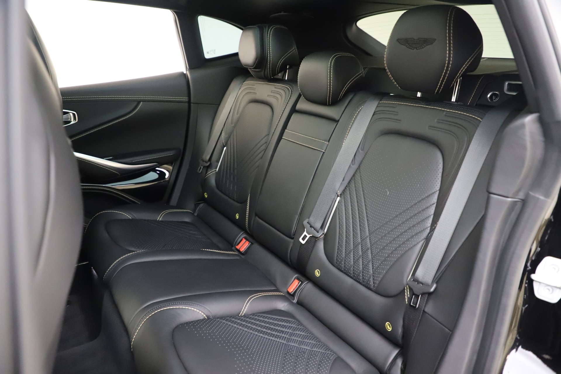 2020 Aston Martin DBX SUV, 15/20