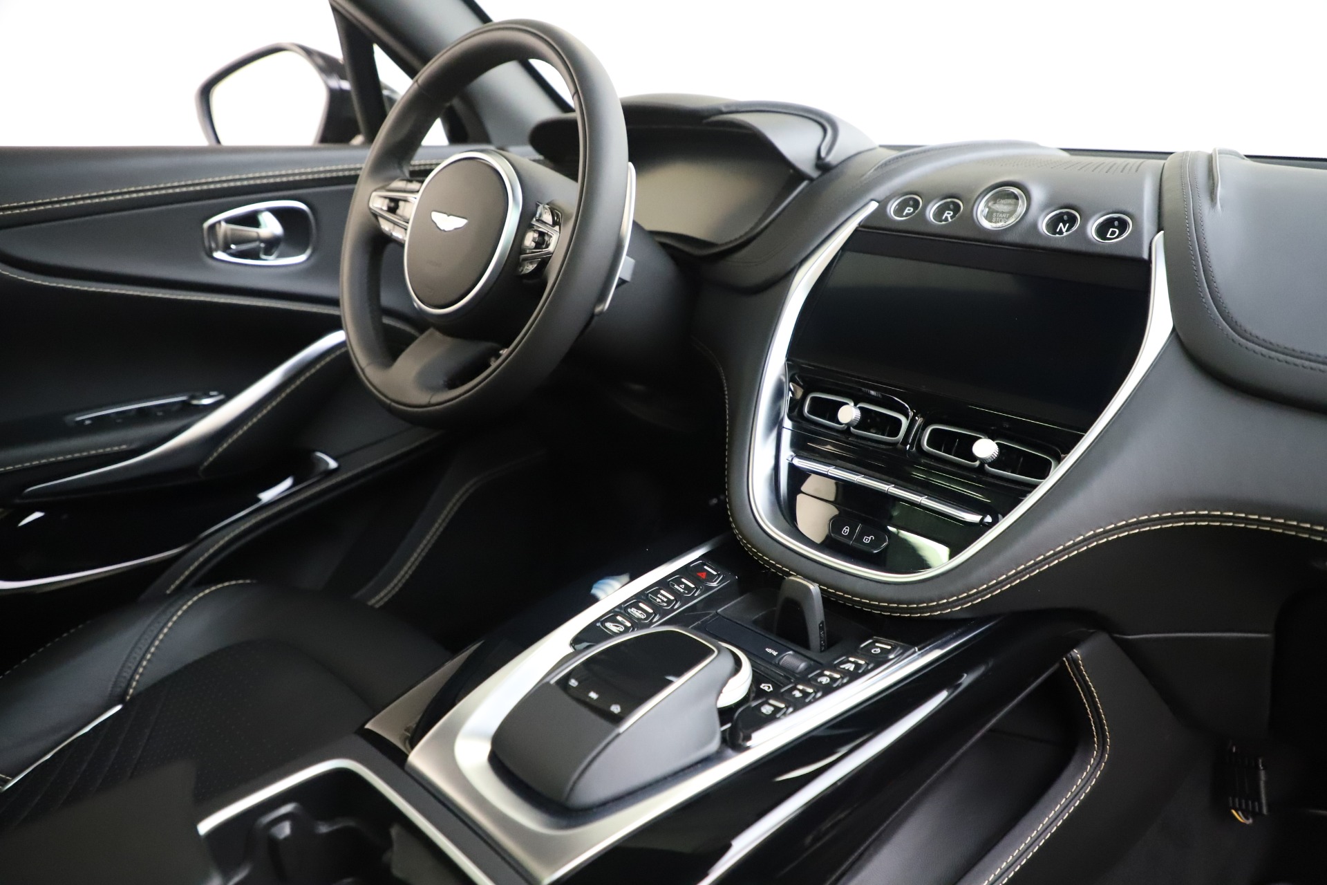 2020 Aston Martin DBX SUV, 17/20
