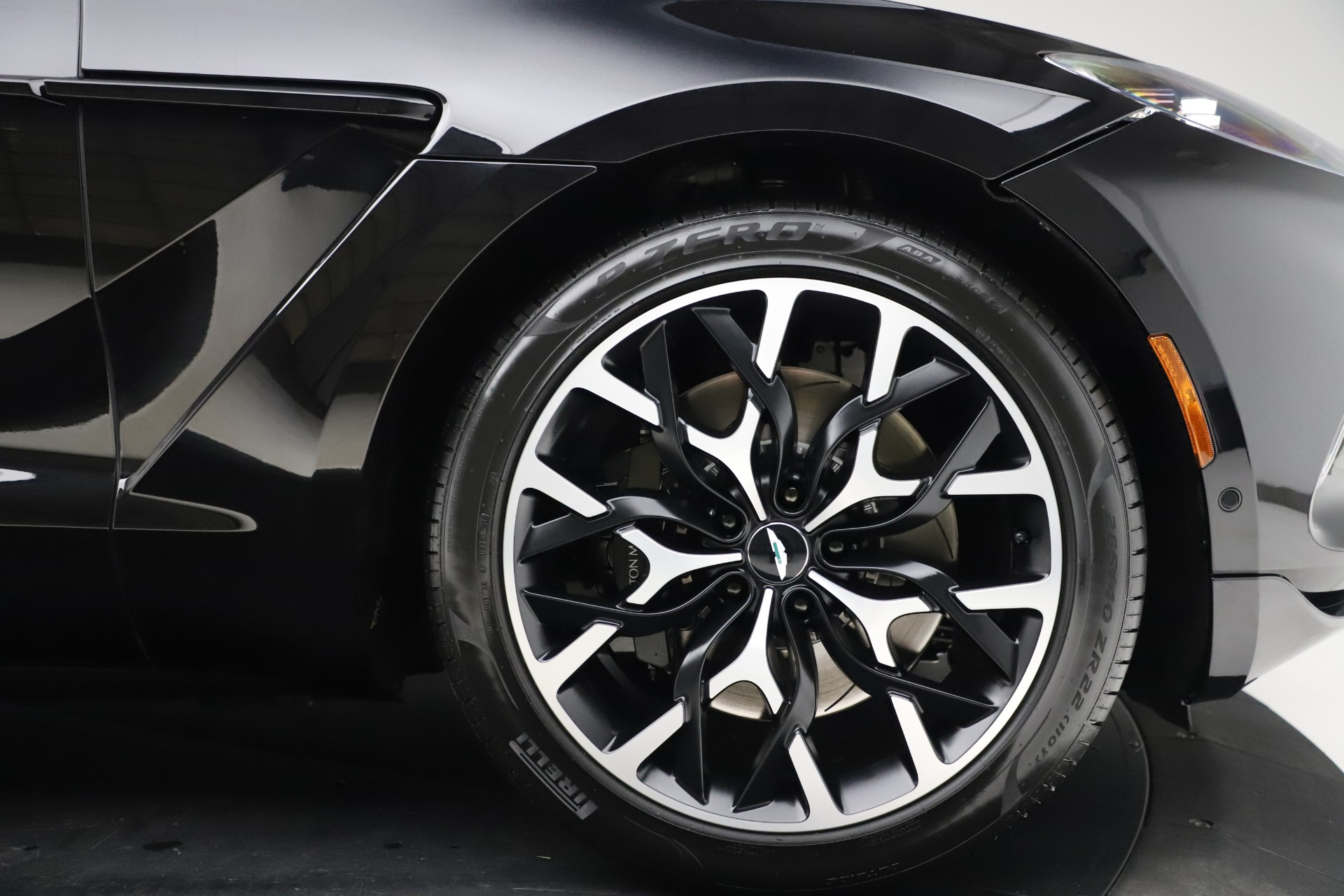2020 Aston Martin DBX SUV, 18/20