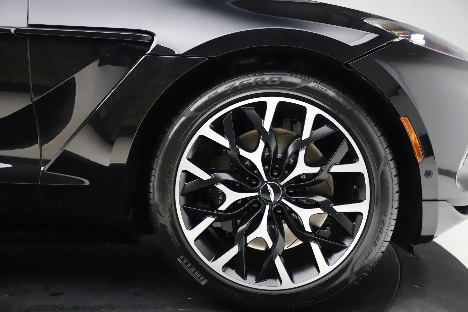 2020 Aston Martin DBX SUV wheel