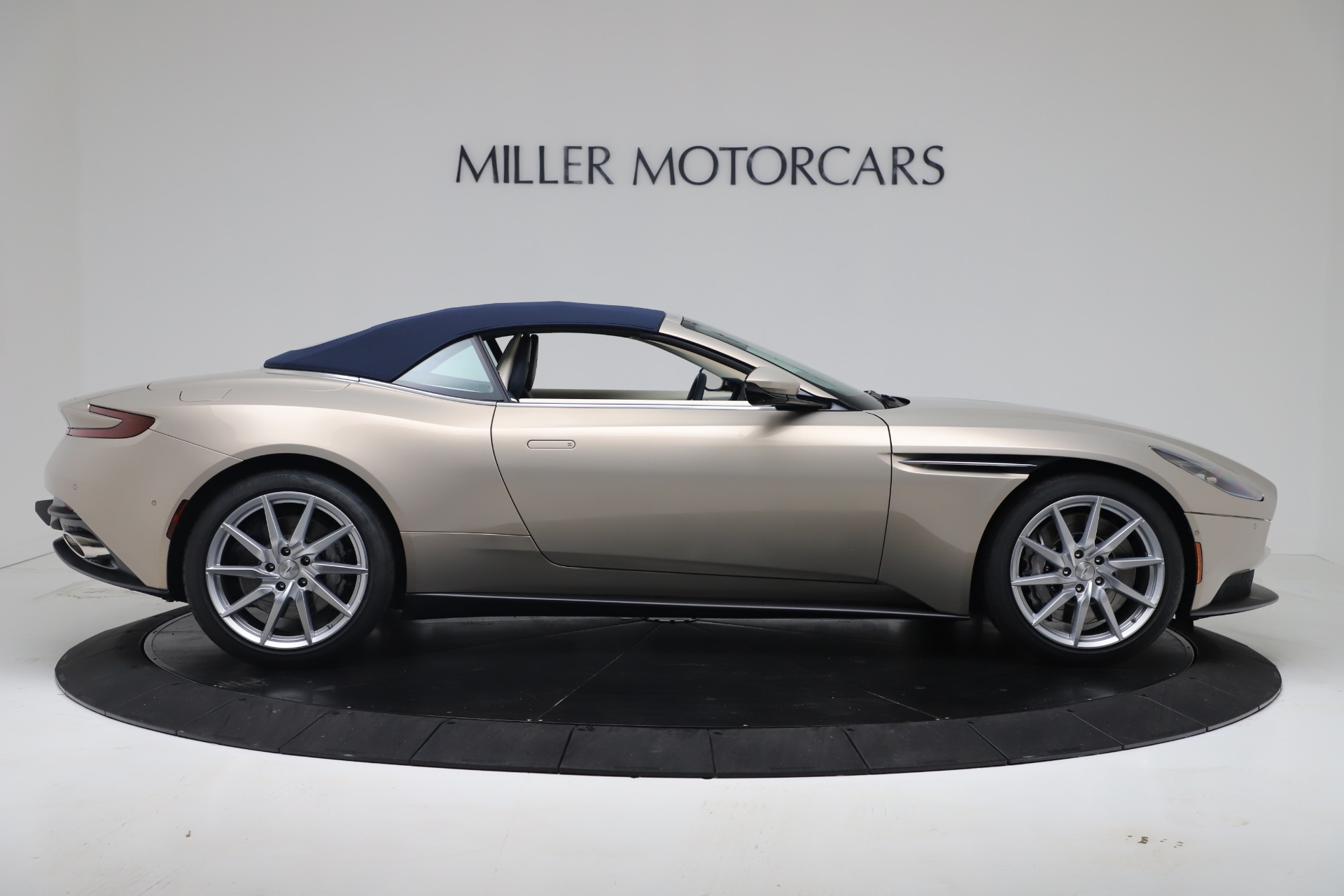 2020 Aston Martin DB11 Volante Convertible, 15/20