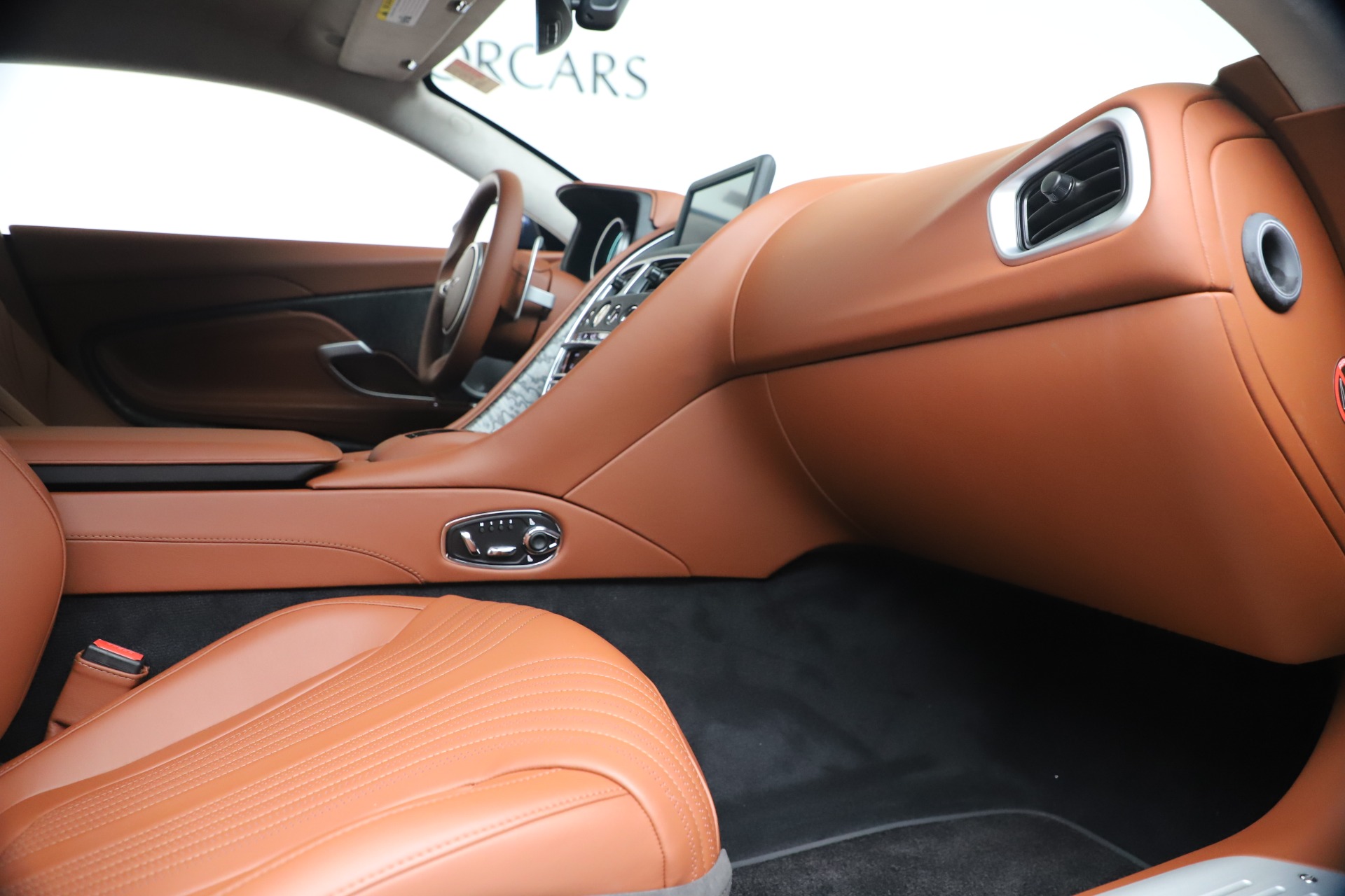 2020 Aston Martin DB11 V8 Coupe, 16/20