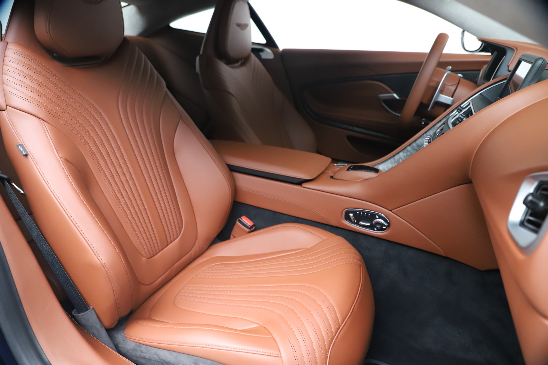 2020 Aston Martin DB11 V8 Coupe, 17/20