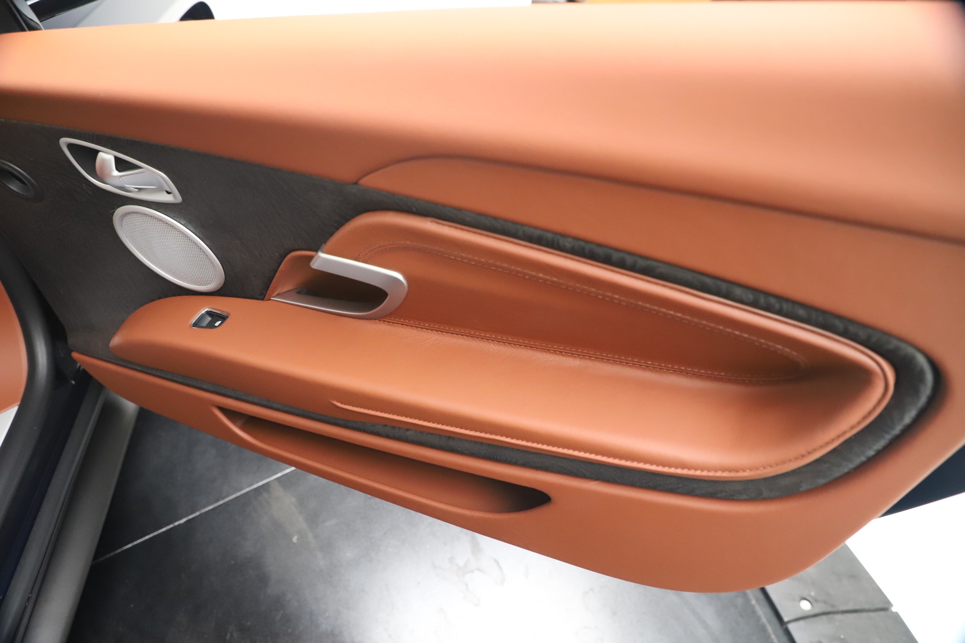2020 Aston Martin DB11 V8 Coupe, 18/20