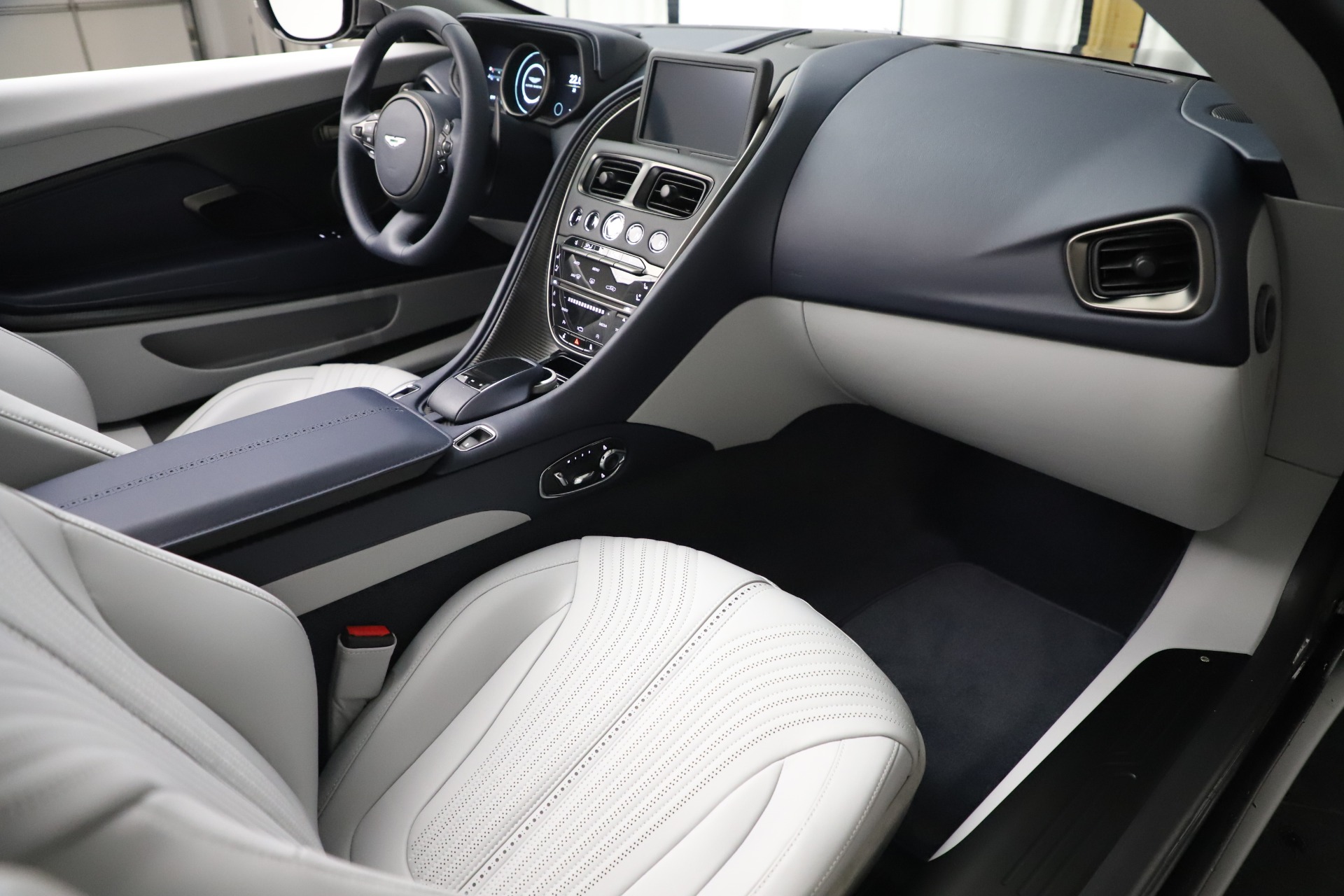 2020 Aston Martin DB11 Volante Convertible, 16/20