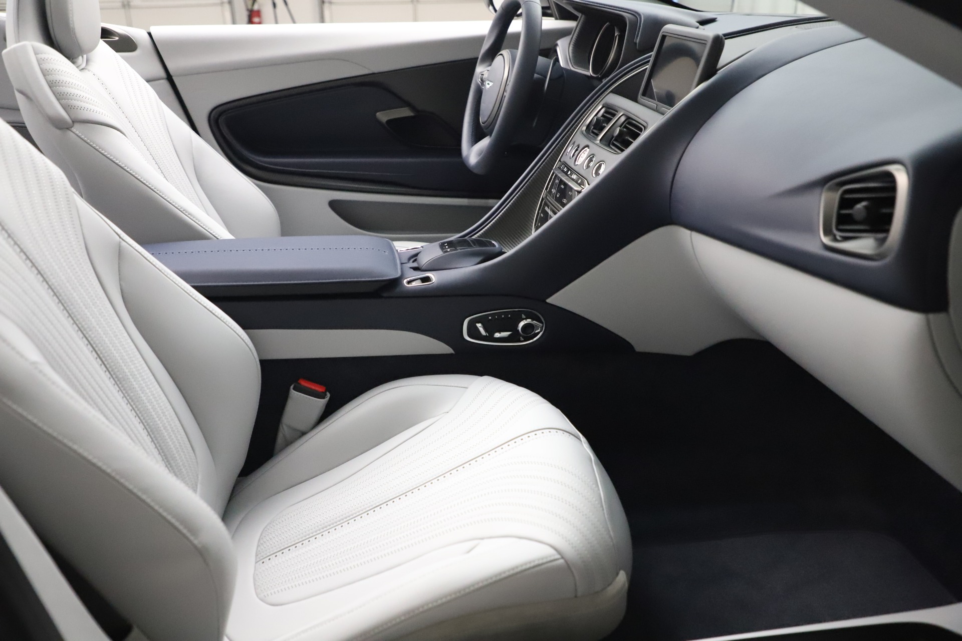 2020 Aston Martin DB11 Volante Convertible, 17/20
