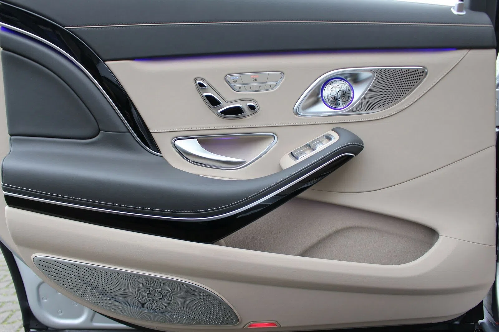 2020 Mercedes-Maybach S 650 interior, door panel, Beige