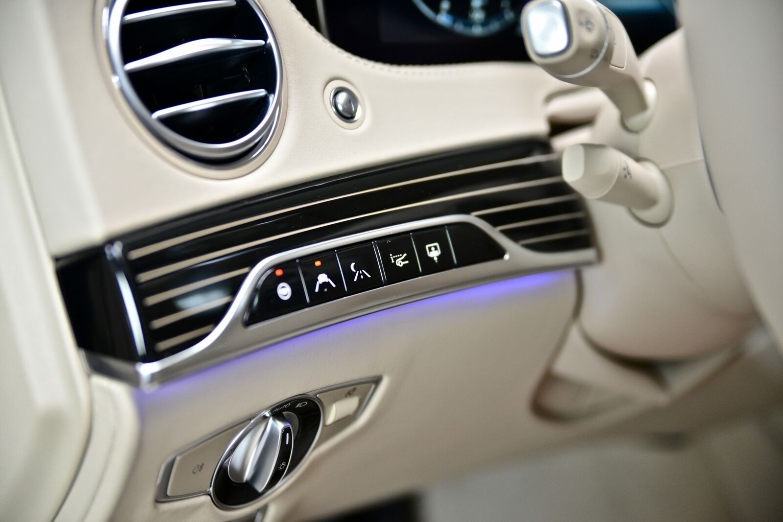2020 Mercedes-Maybach S560, 18/20