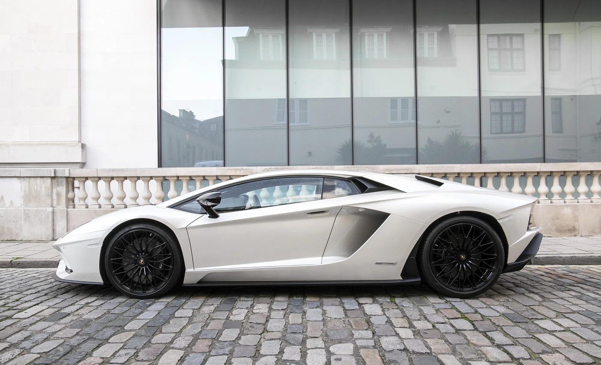2017 Lamborghini Aventador S for sale, exterior, Pearl Balloon White