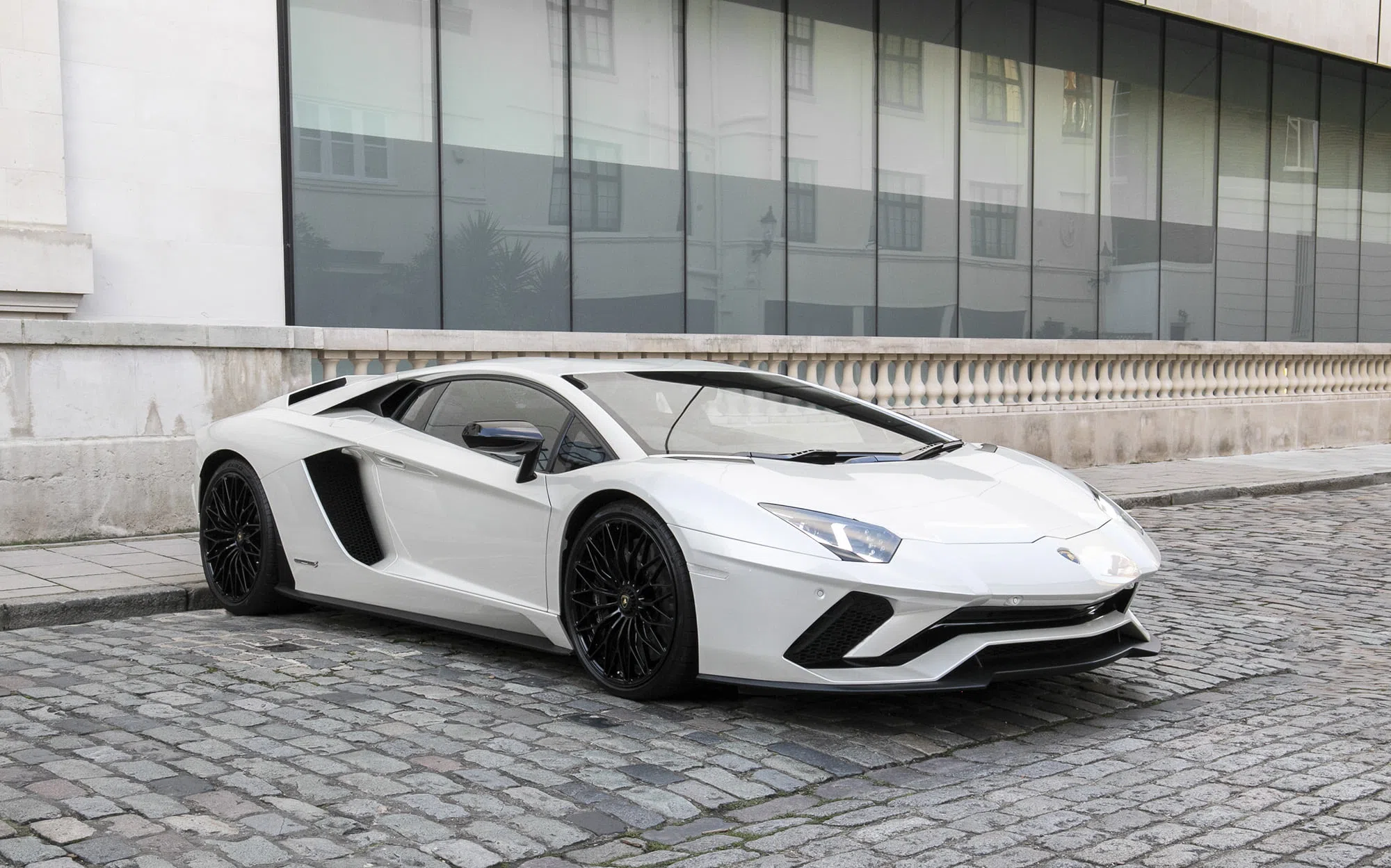 2017 Lamborghini Aventador S for sale, exterior, Pearl Balloon White