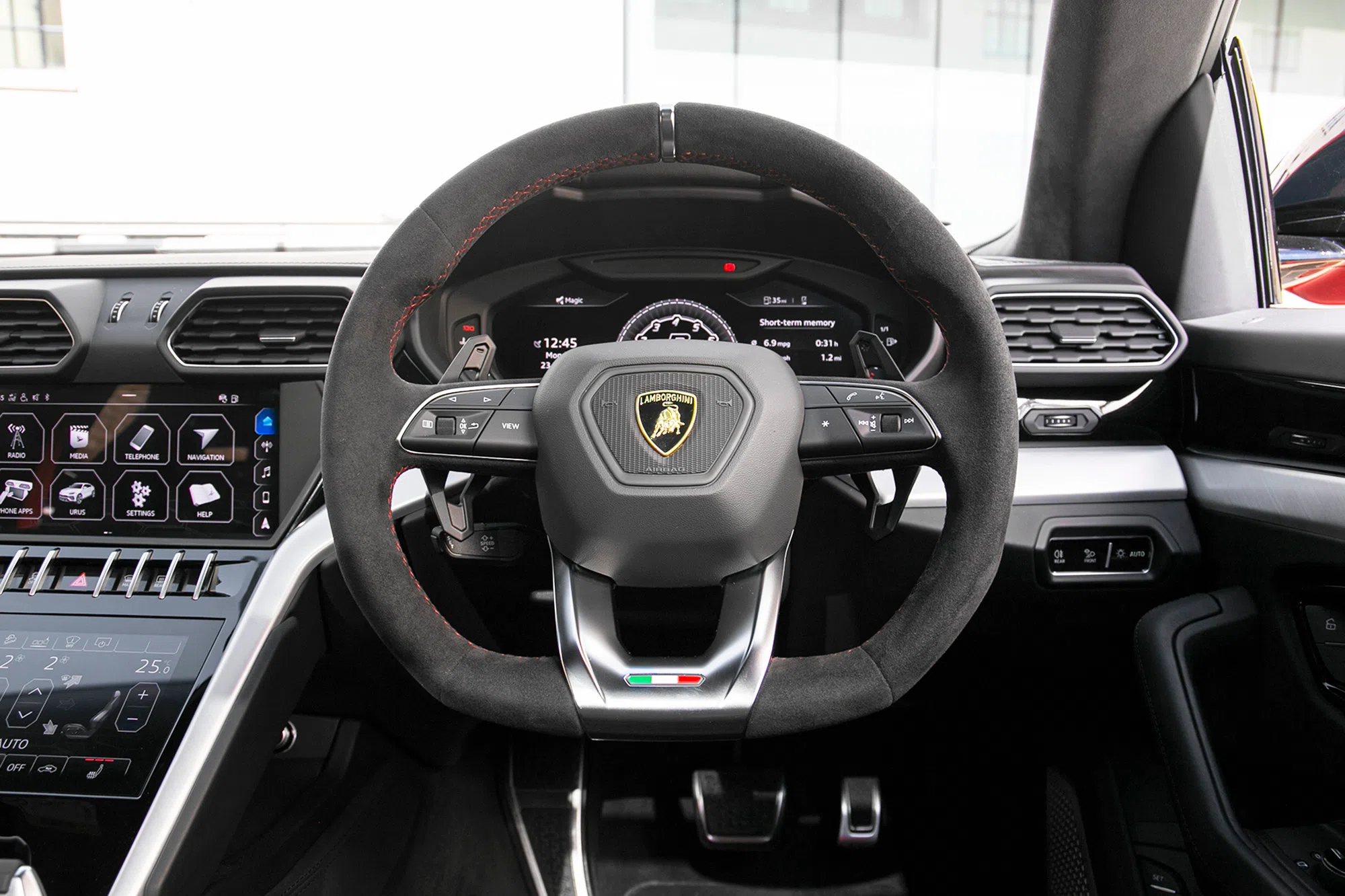 2018 Lamborghini Urus interior, Black