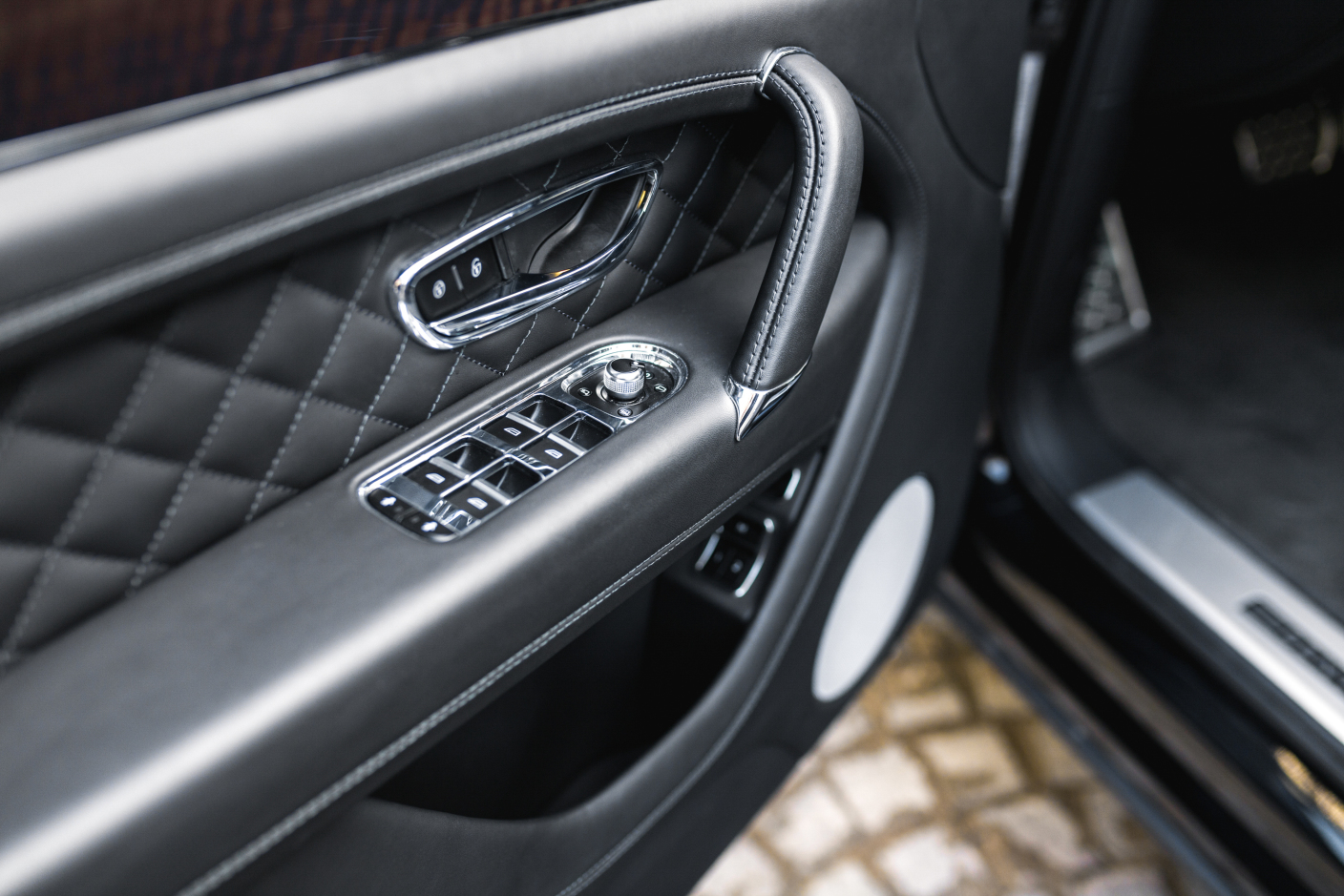 2018 BENTLEY BENTAYGA V8, 2/2