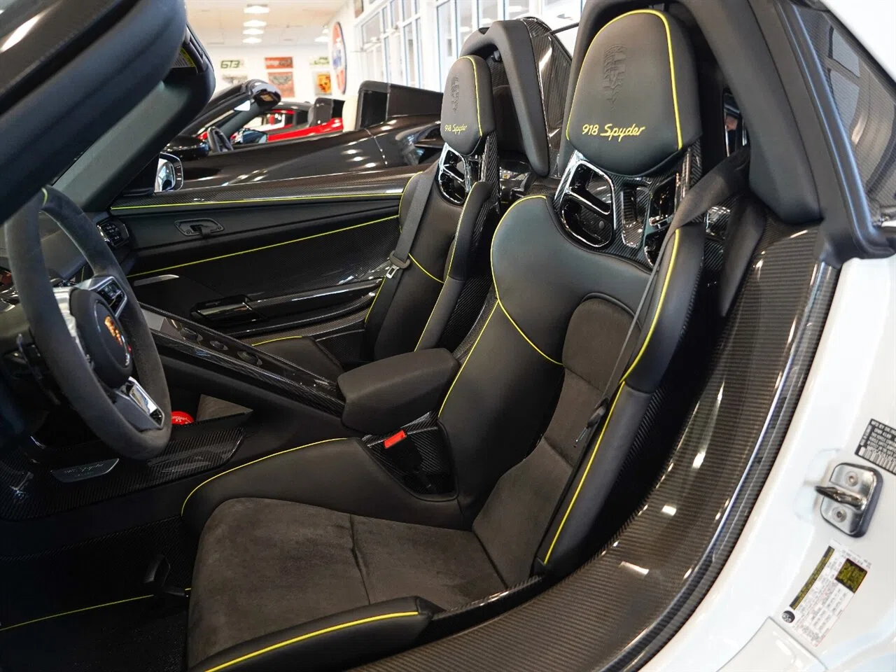 2015 Porsche 918 Spyder interior, seats, Black and Acid Green