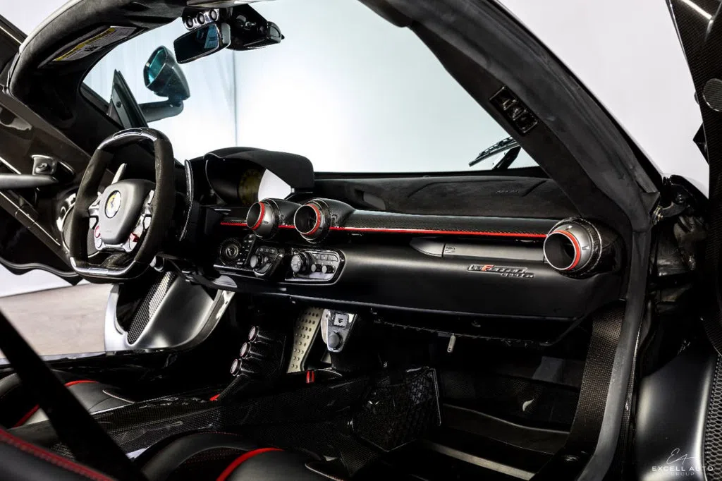 2017 Ferrari LaFerrari Aperta interior, dashboard, Pelle Nera Dettagli Rossi Leather