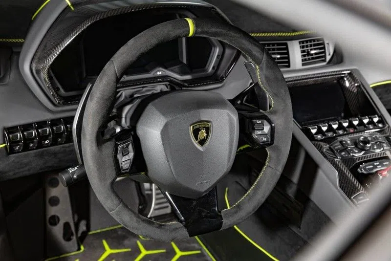 2019 Lamborghini Aventador SVJ interior, steering wheel, Green