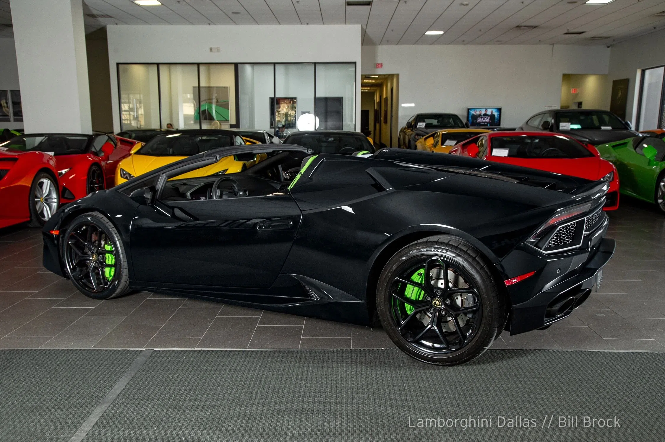 2018 Lamborghini Huracan LP580-2 Spyder for sale, exterior, Nero Noctis