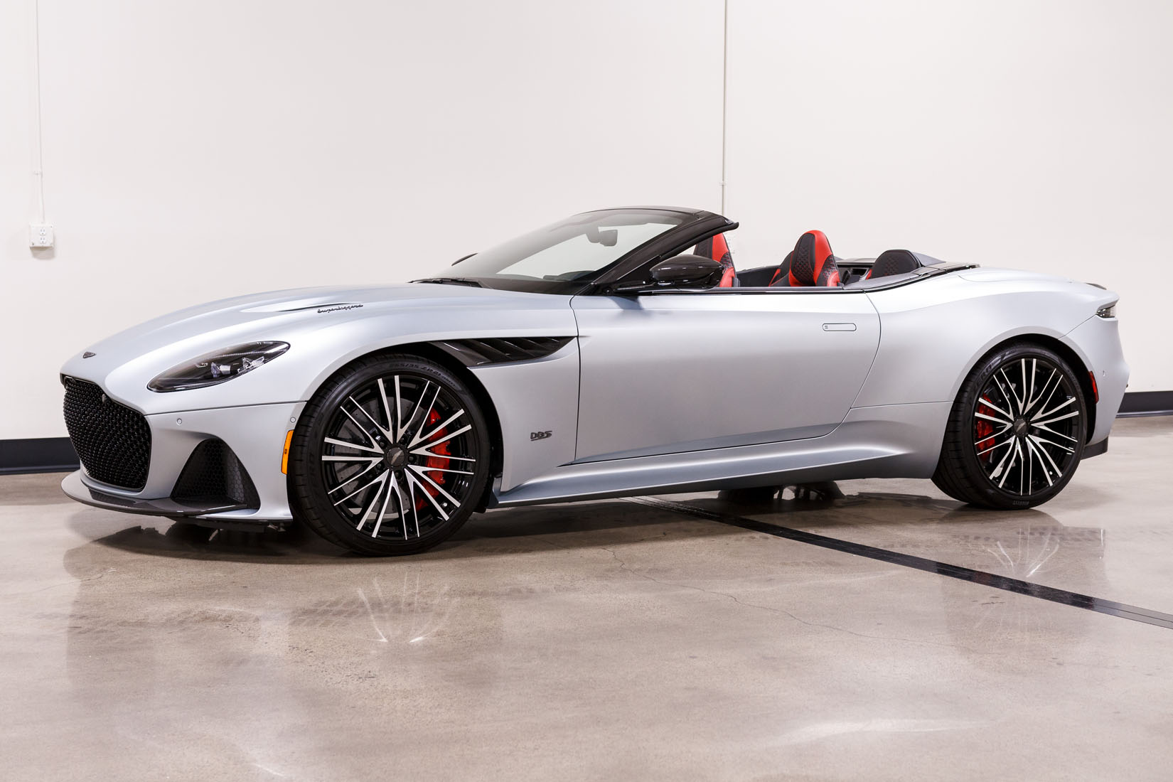 2020 Aston Martin DBS Superleggera Volante, 15/21