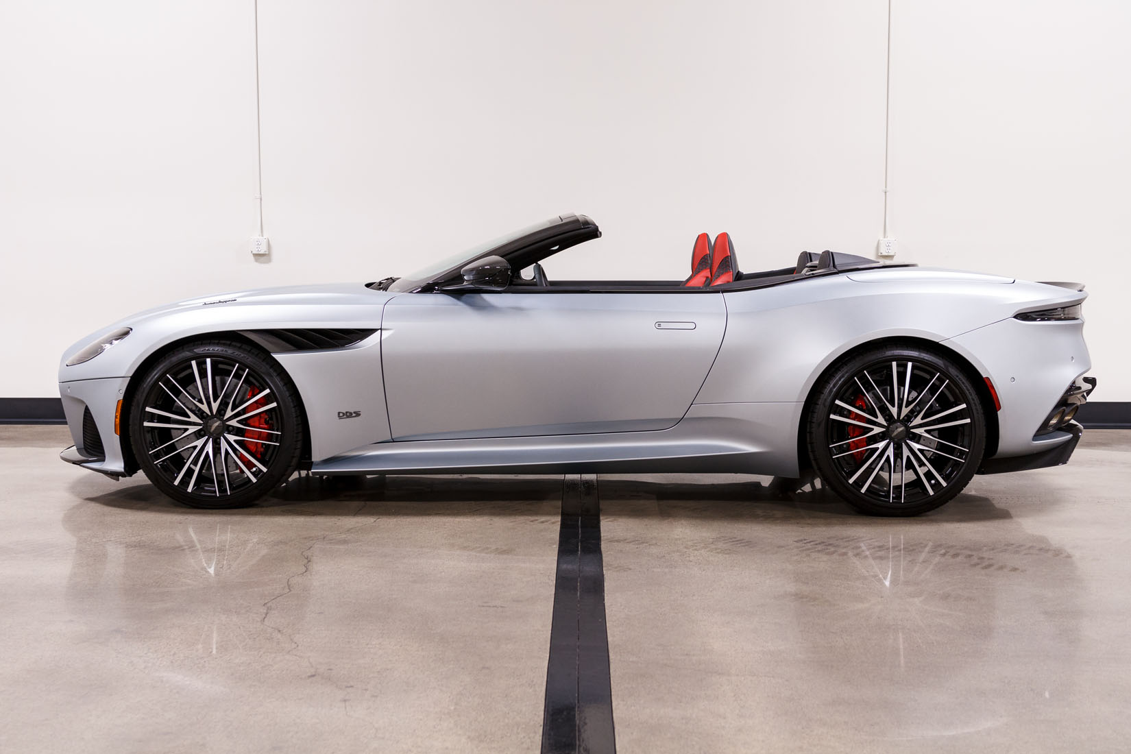 2020 Aston Martin DBS Superleggera Volante, 16/21