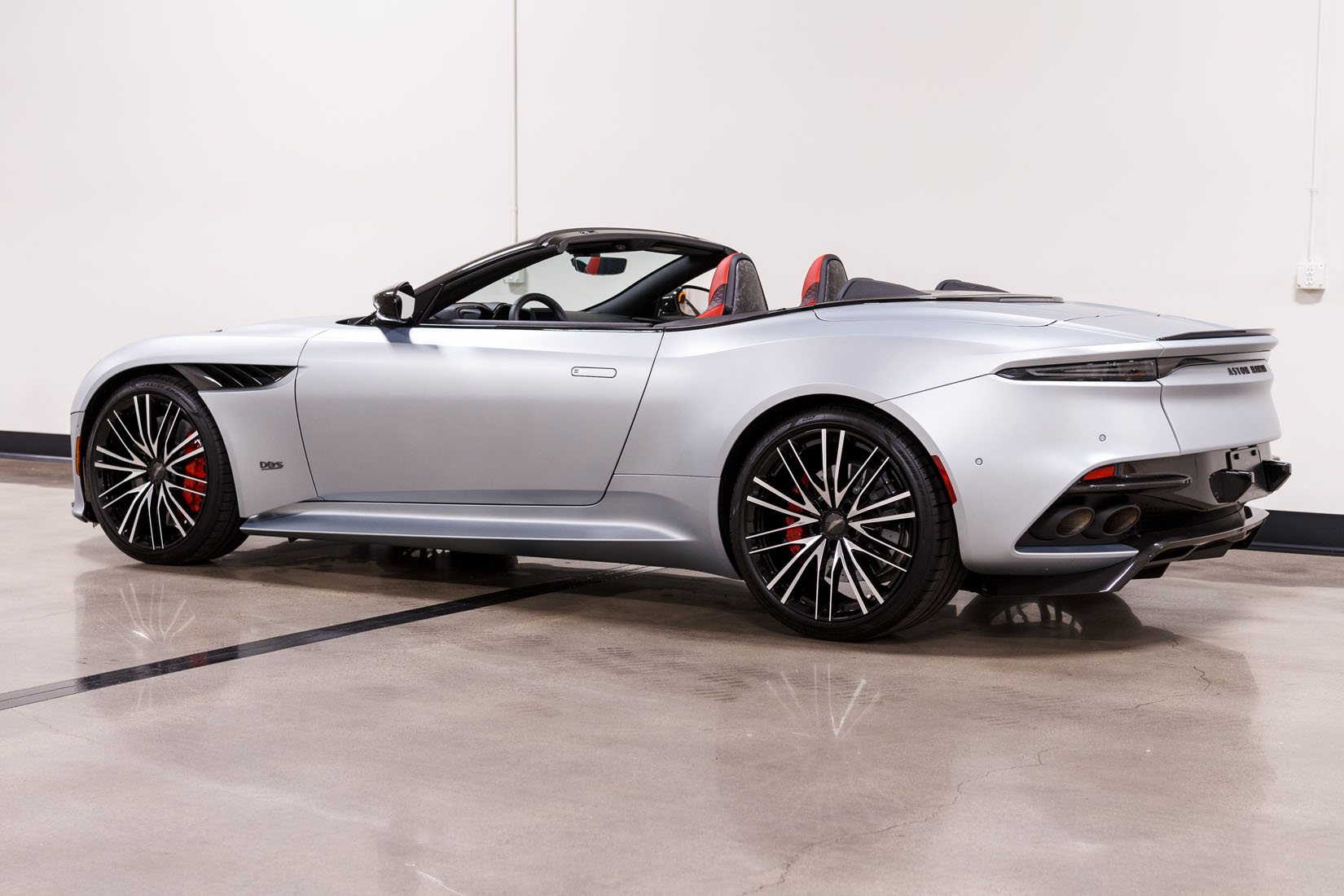 2020 Aston Martin DBS Superleggera Volante, 17/21