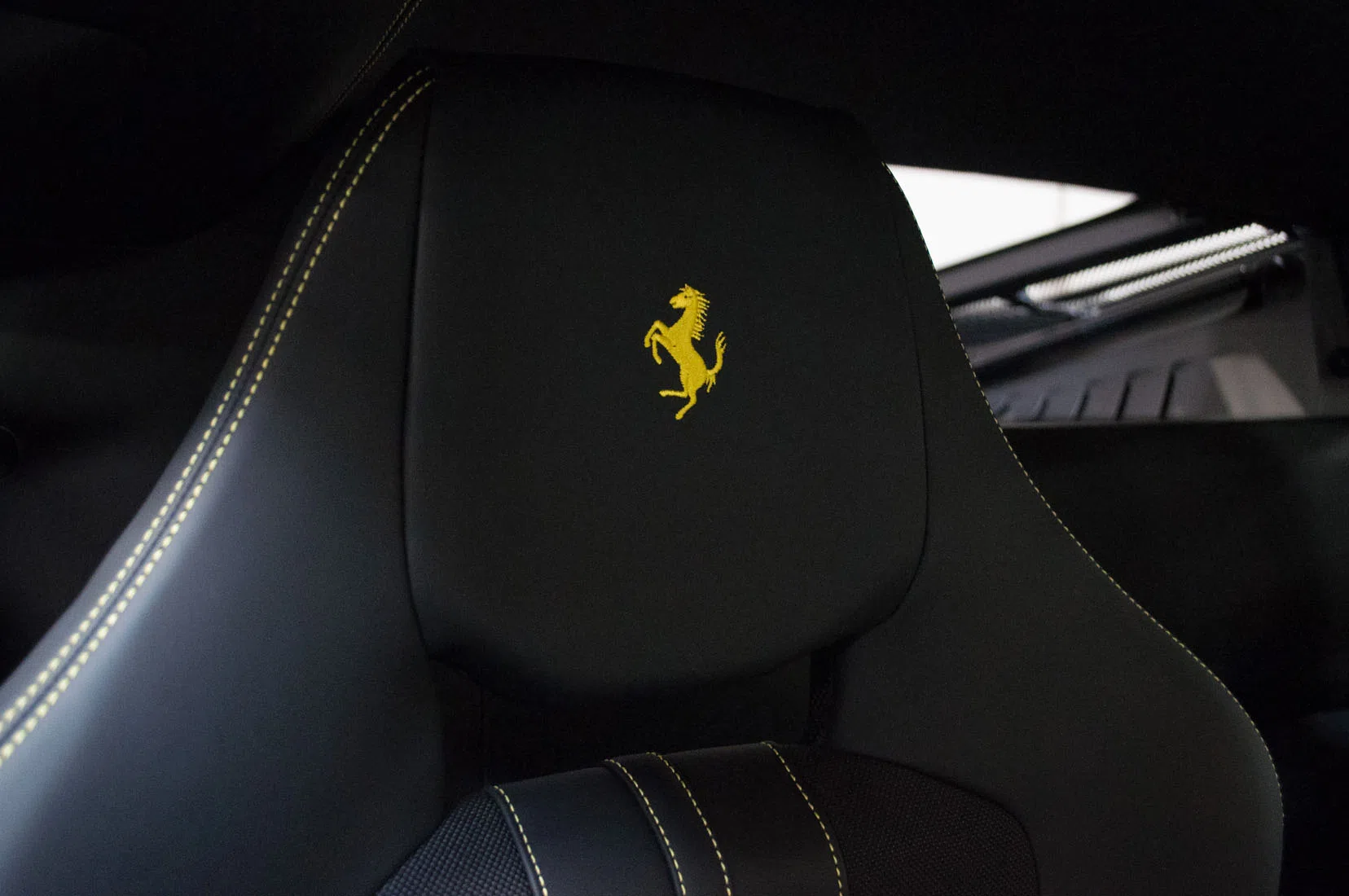 2020 Ferrari 488 Pista interior, Nero