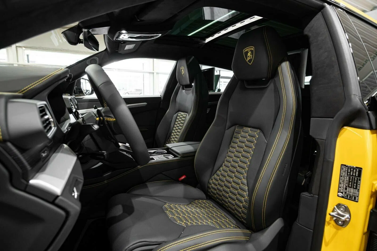 2020 Lamborghini Urus interior, seats, full leather, black