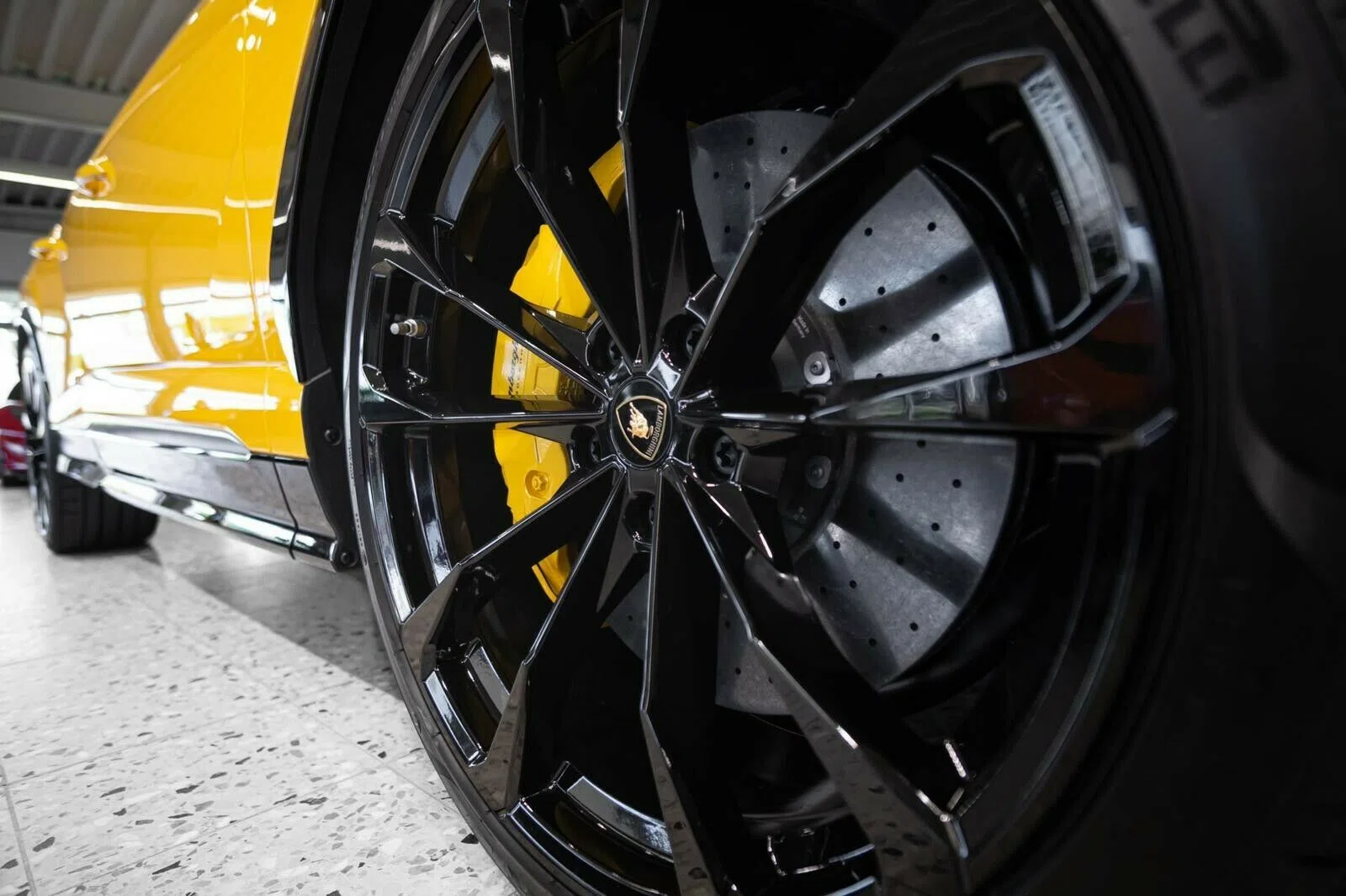 2020 Lamborghini Urus wheel