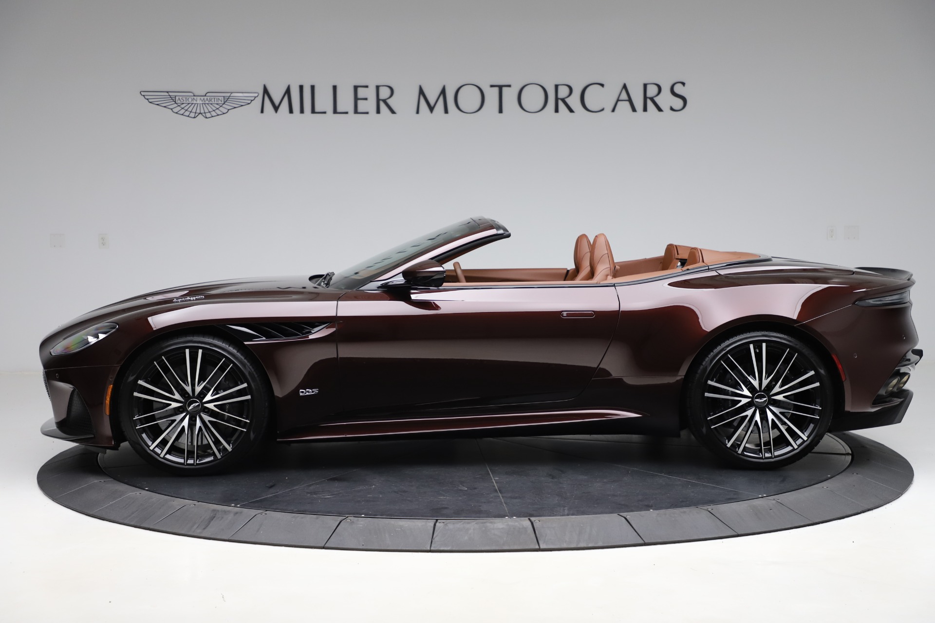 2020 Aston Martin DBS Superleggera Volante, 2/20
