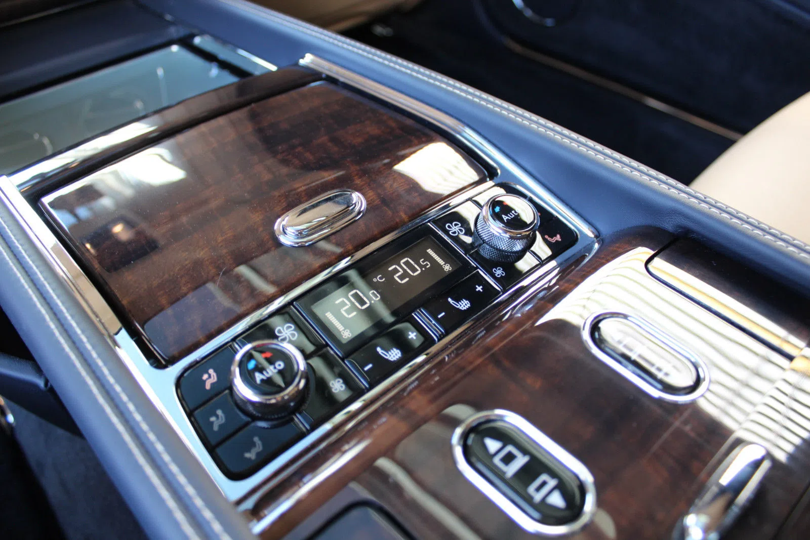 2017 Bentley Mulsanne Extended Wheelbase interior, center console, Vollleder