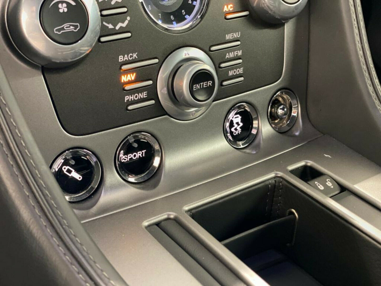 2015 Aston Martin DB9 Volante, 13/16