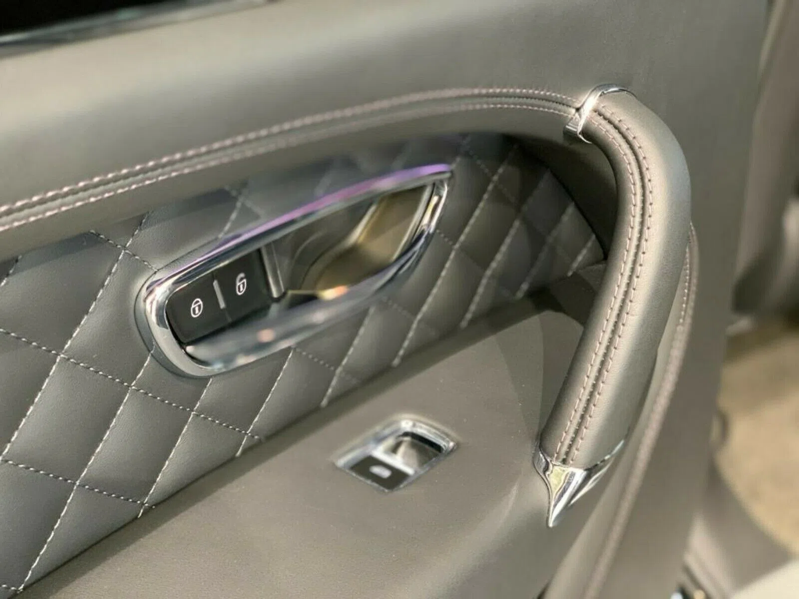 2018 Bentley Bentayga V8 MULLINER, 14/18