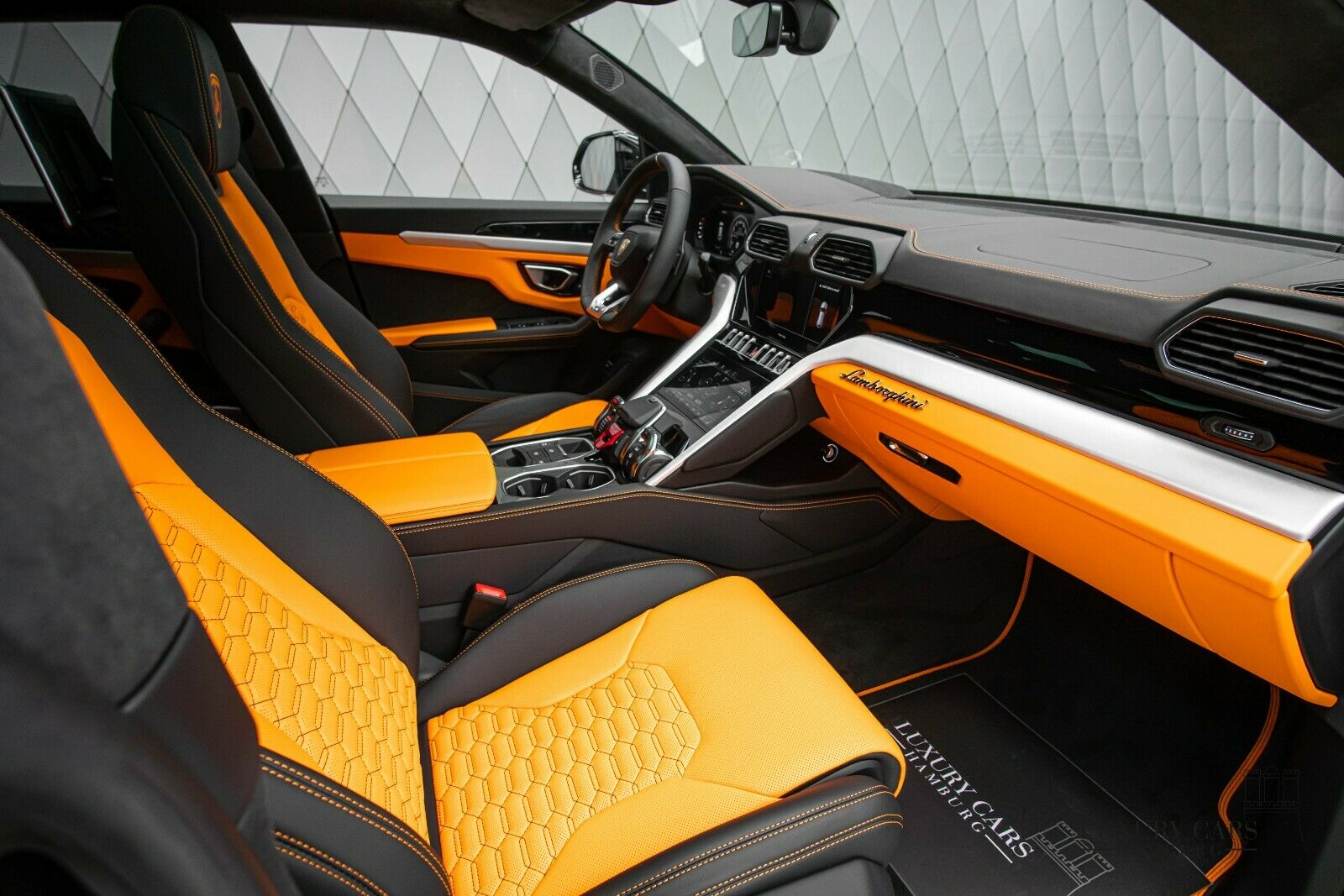 2020 Lamborghini Urus, 2/17