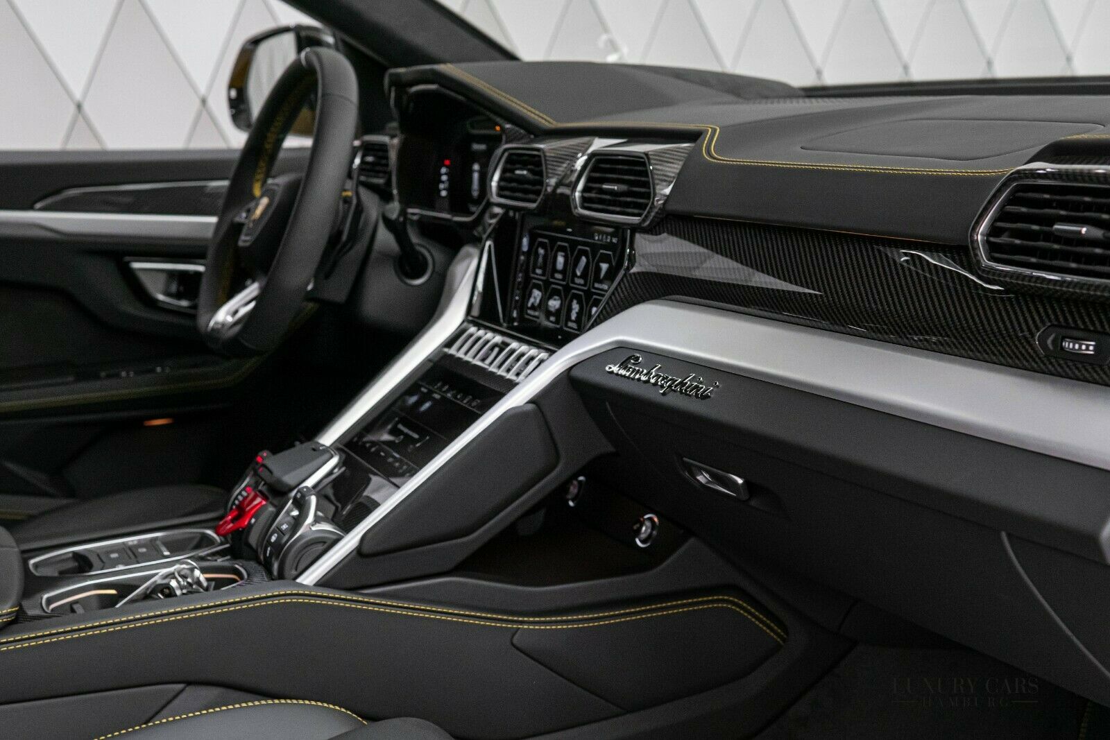 2020 Lamborghini Urus, 2/20