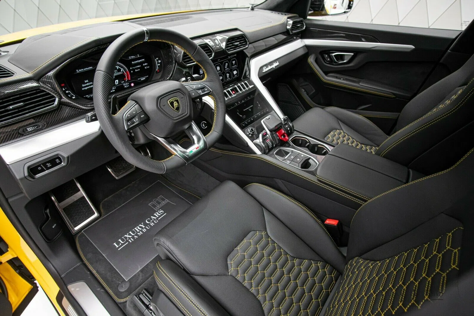 2020 Lamborghini Urus interior, Leather Black