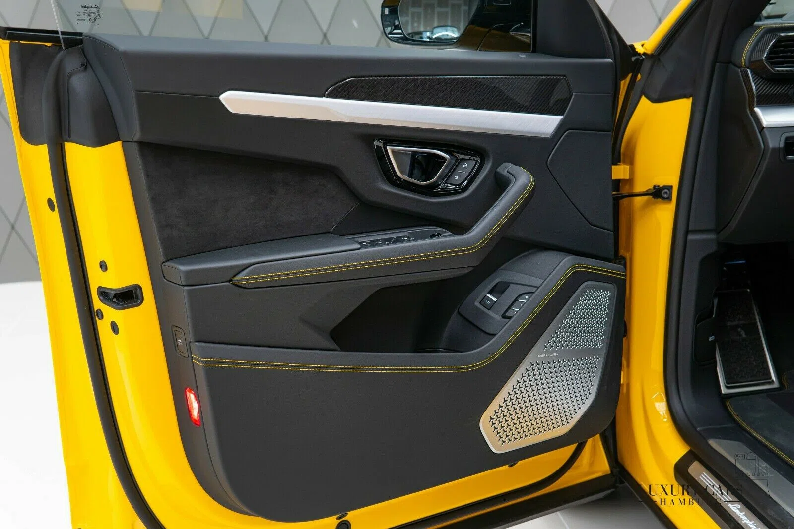 2020 Lamborghini Urus interior, door panel, Leather Black